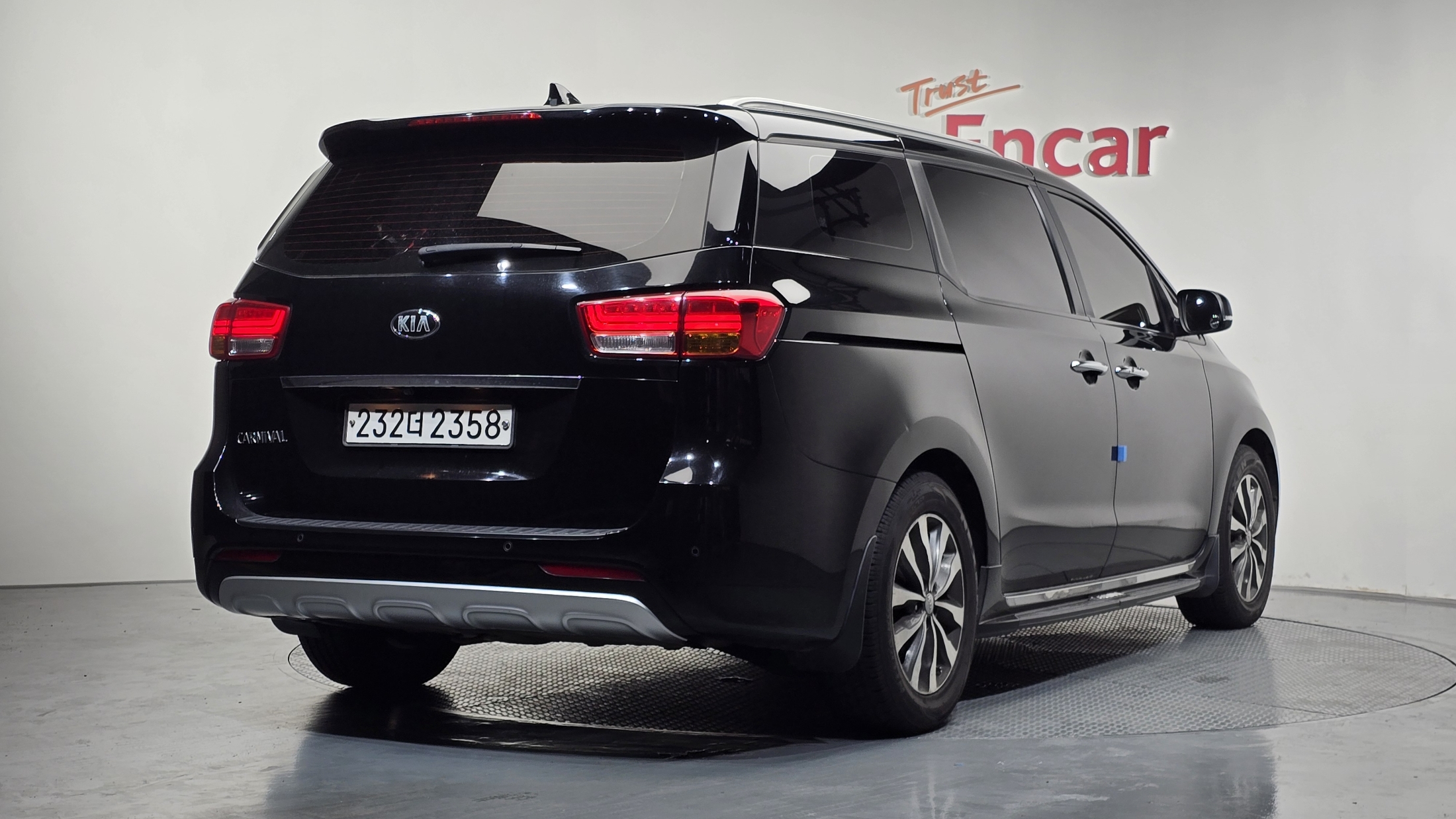 KIA CARNIVAL photo 2