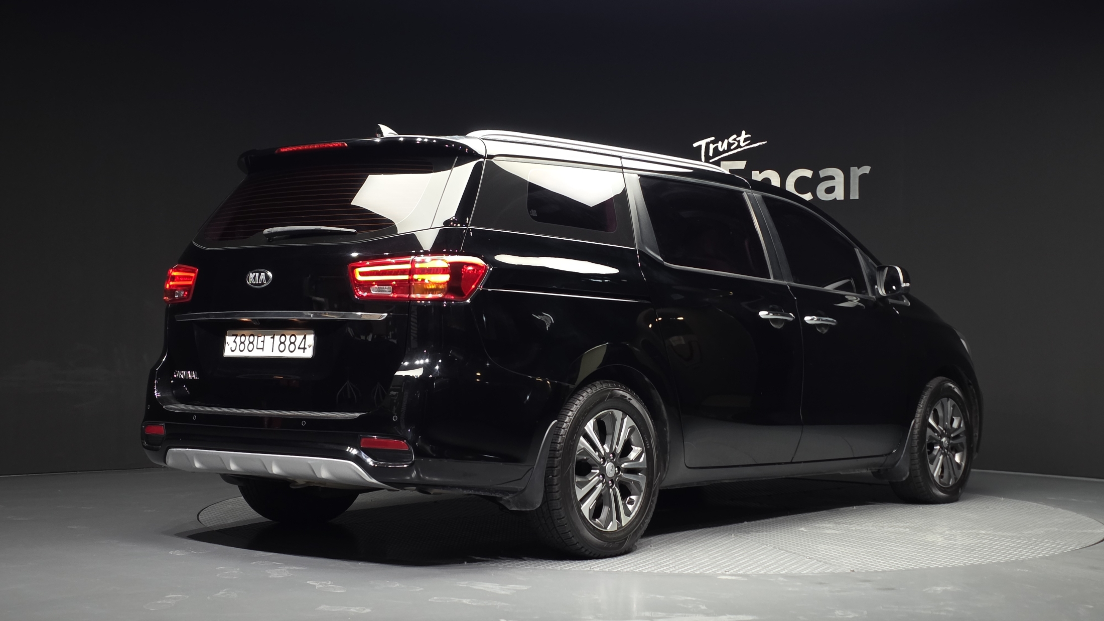 KIA CARNIVAL photo 2