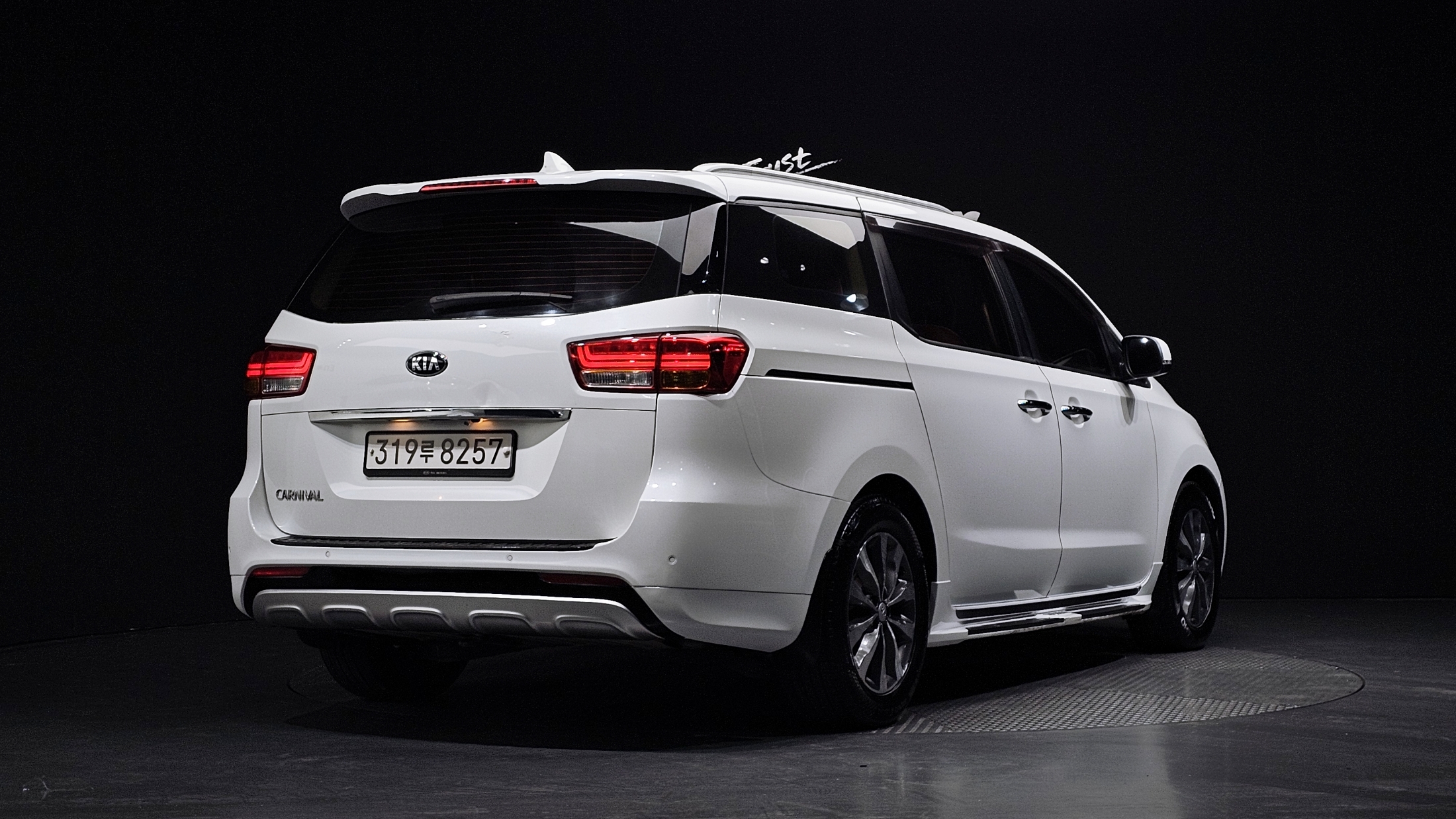KIA CARNIVAL photo 2