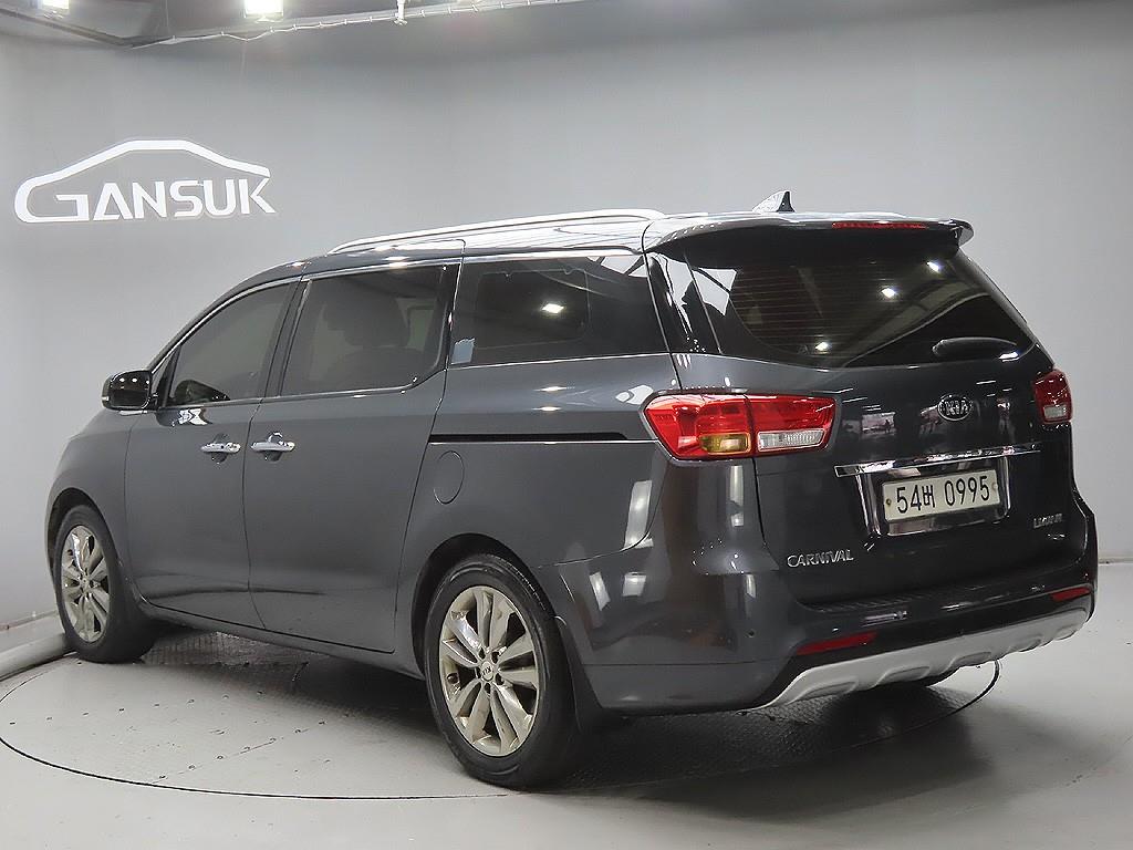 KIA CARNIVAL photo 3