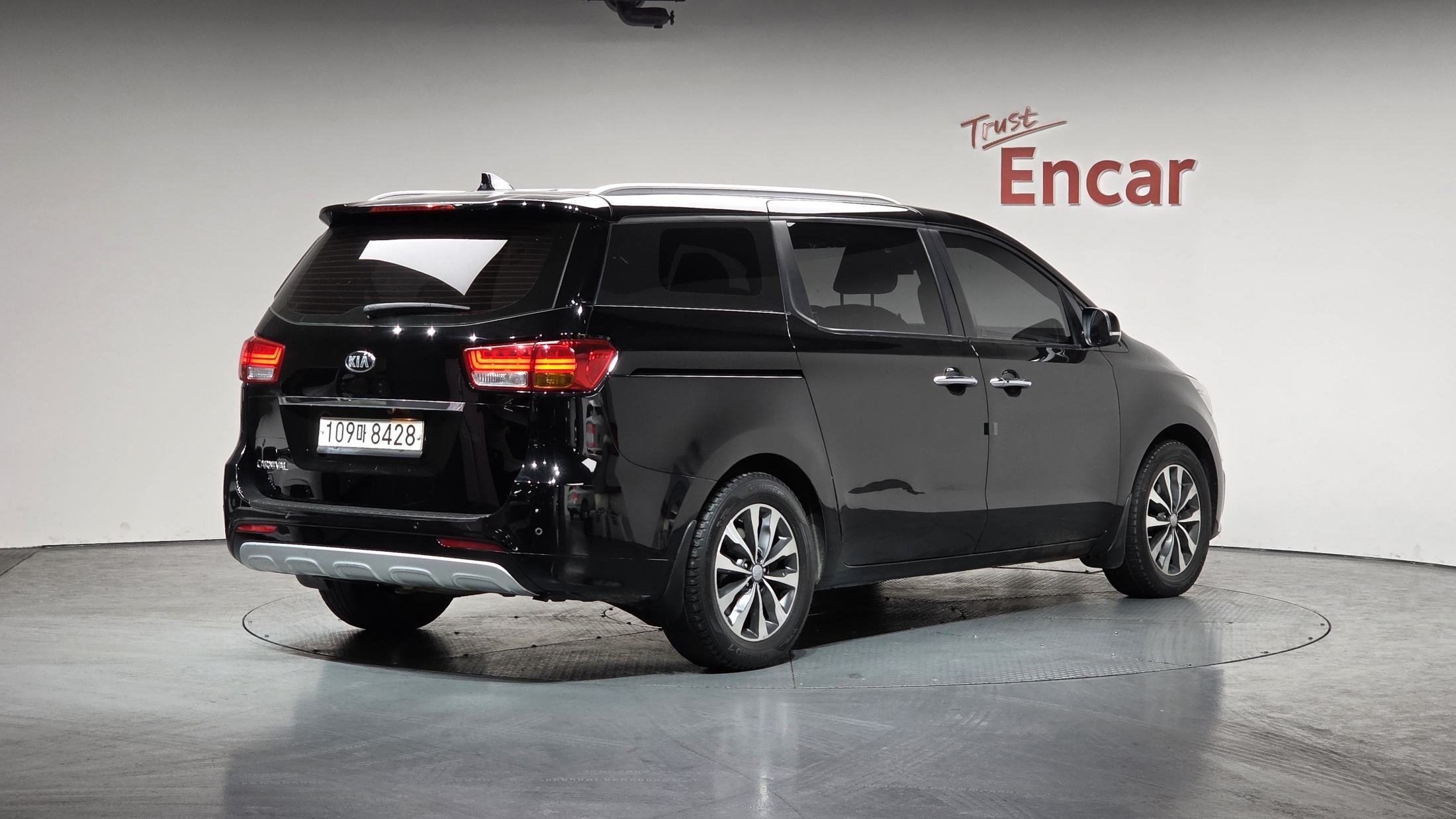 KIA CARNIVAL photo 2