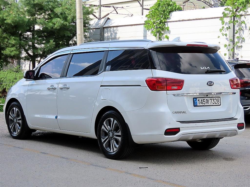 KIA CARNIVAL photo 3
