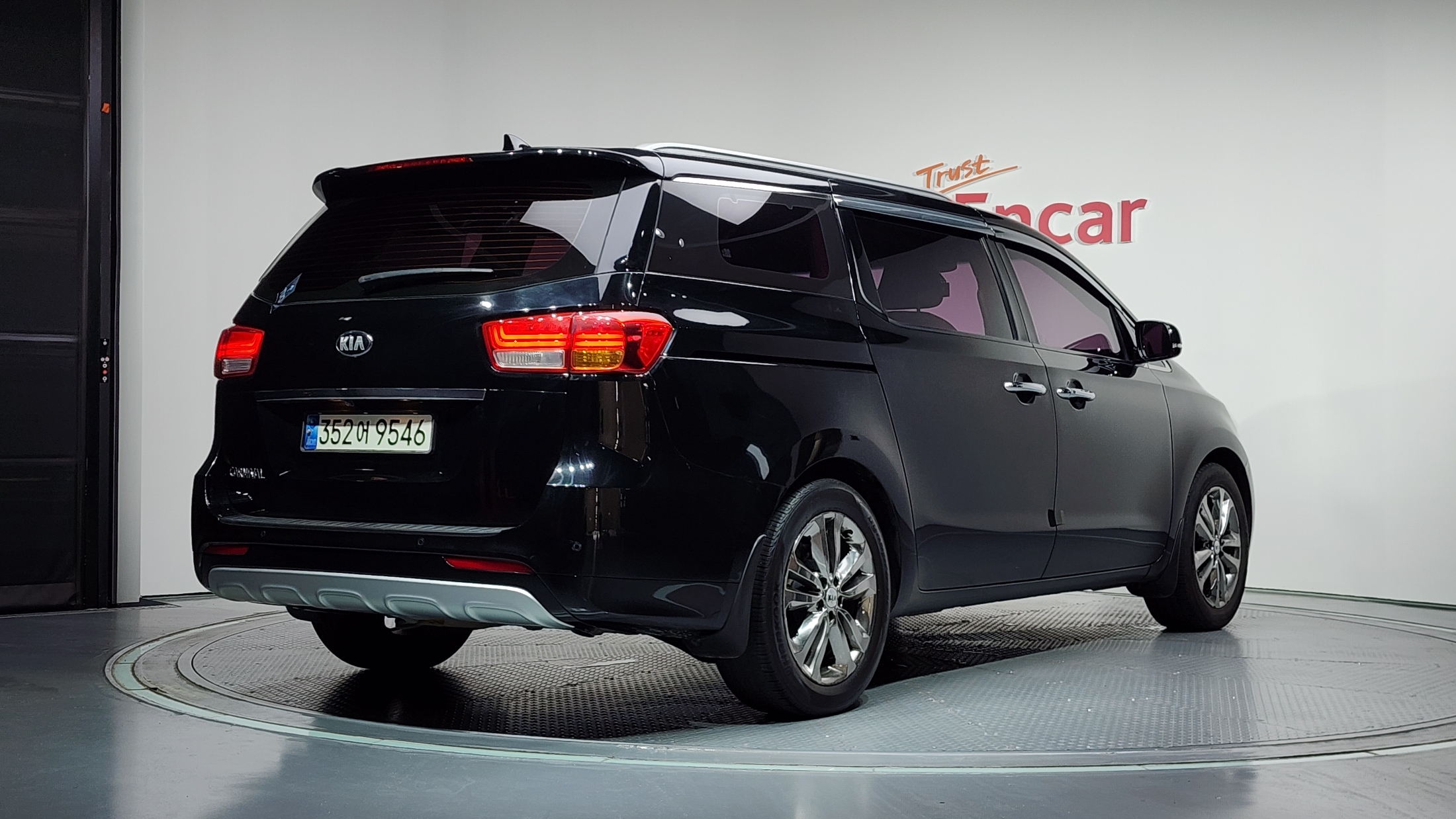 KIA CARNIVAL photo 3