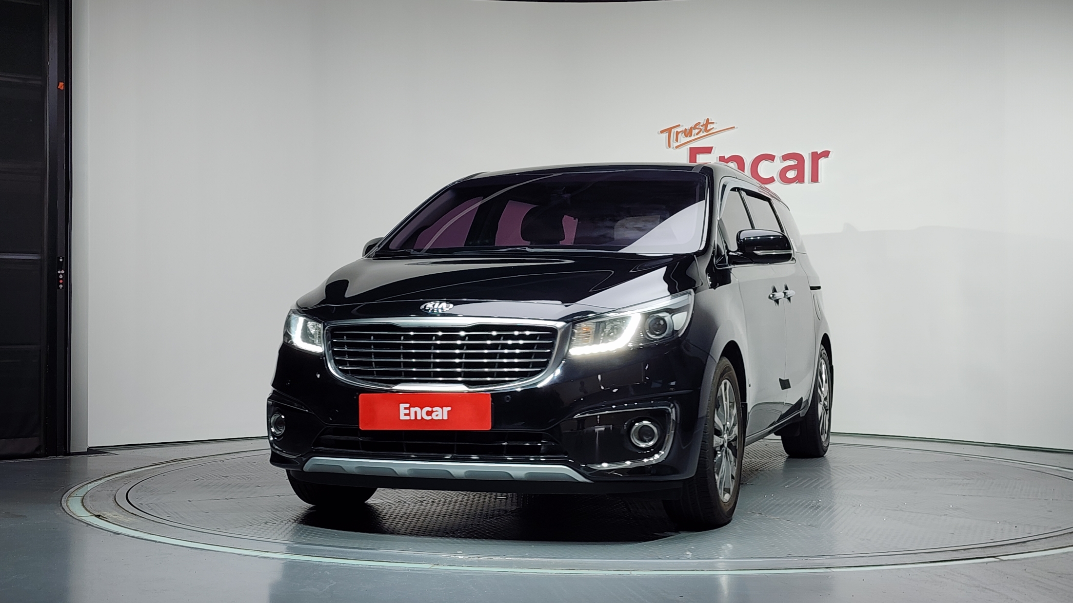 KIA CARNIVAL photo 2