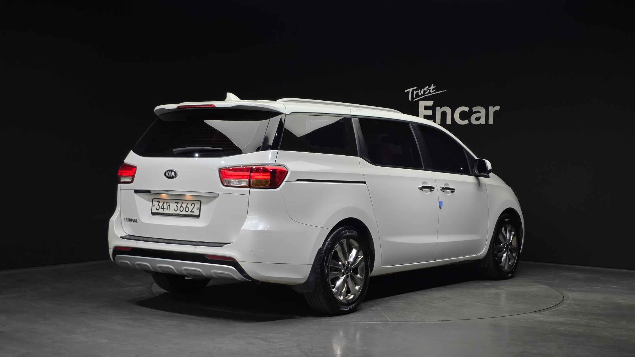 KIA CARNIVAL photo 2