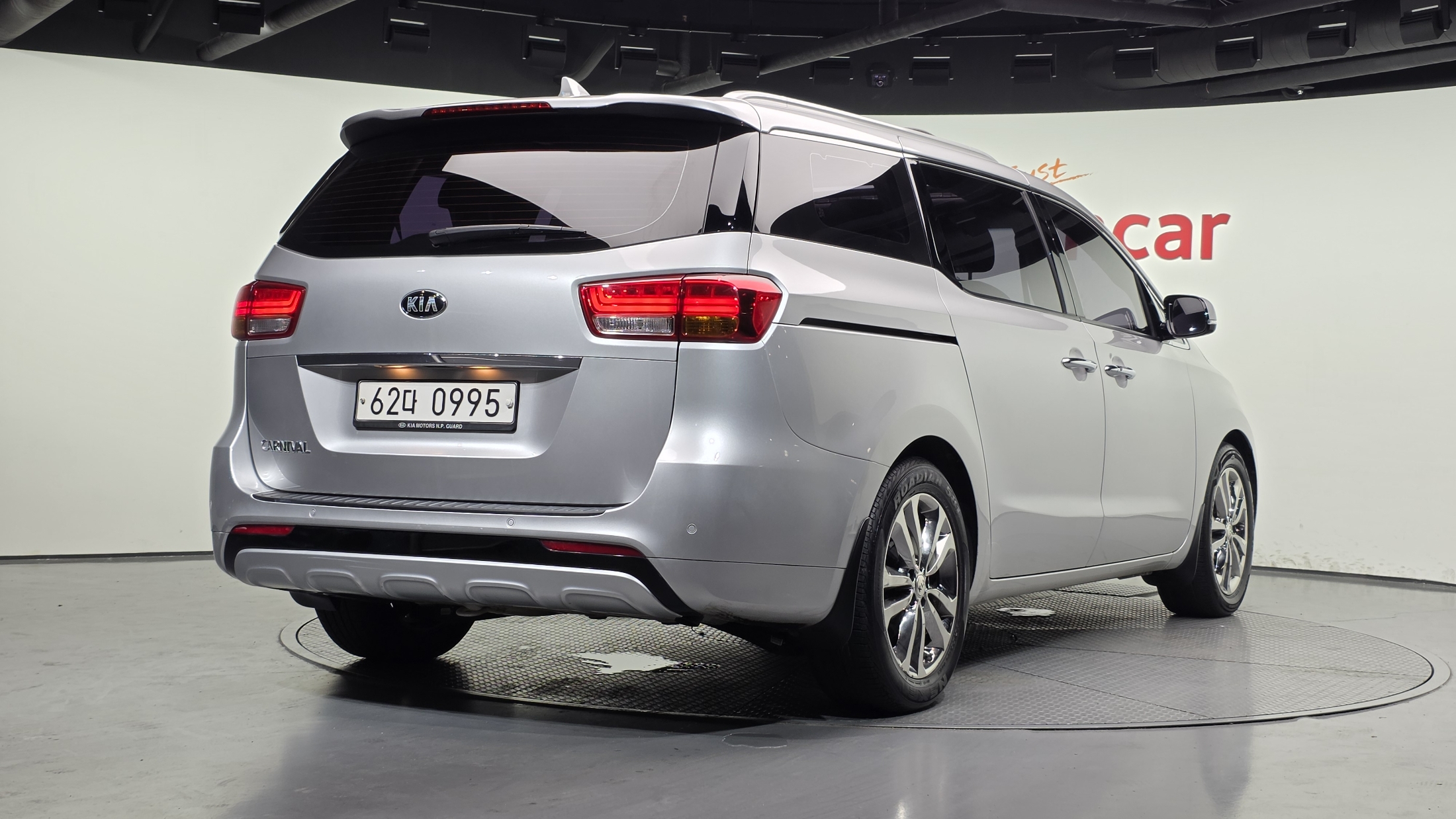 KIA CARNIVAL photo 2