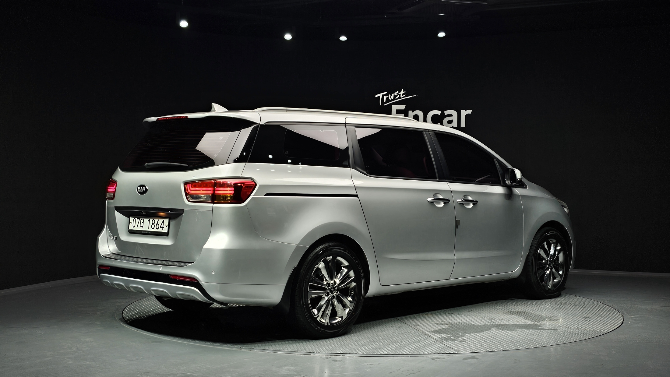 KIA CARNIVAL photo 2