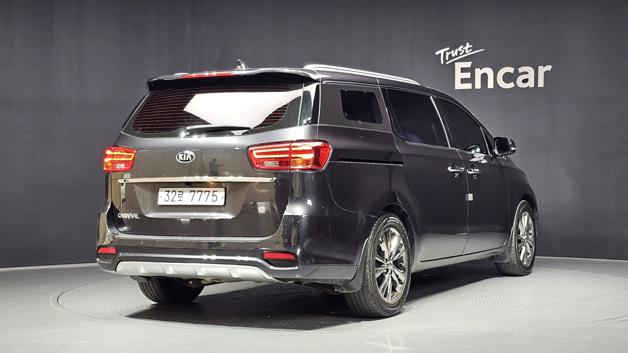 KIA CARNIVAL photo 2