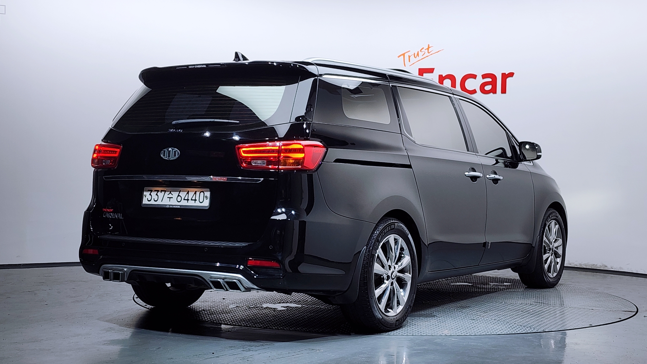 KIA CARNIVAL photo 2