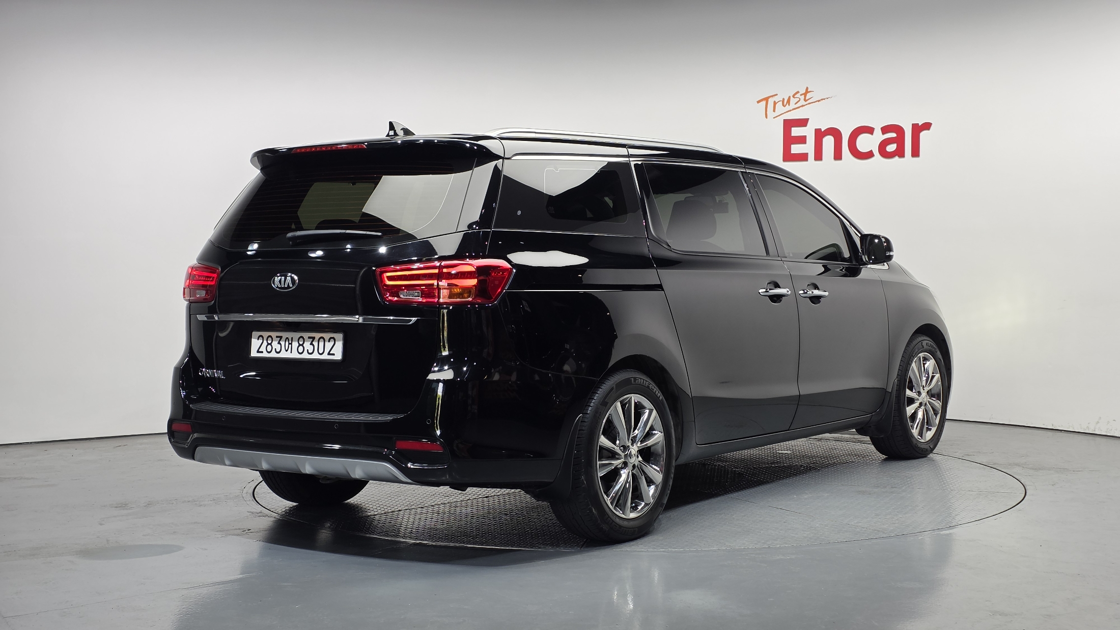 KIA CARNIVAL photo 2