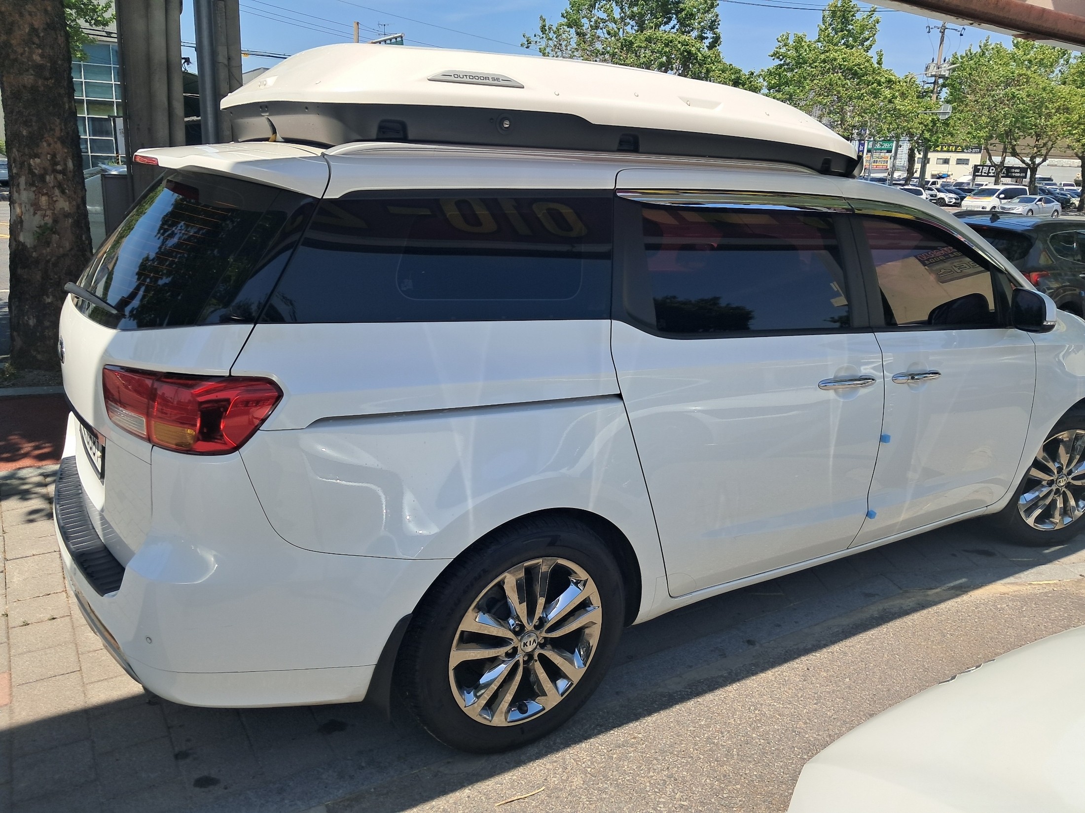 KIA CARNIVAL photo 3