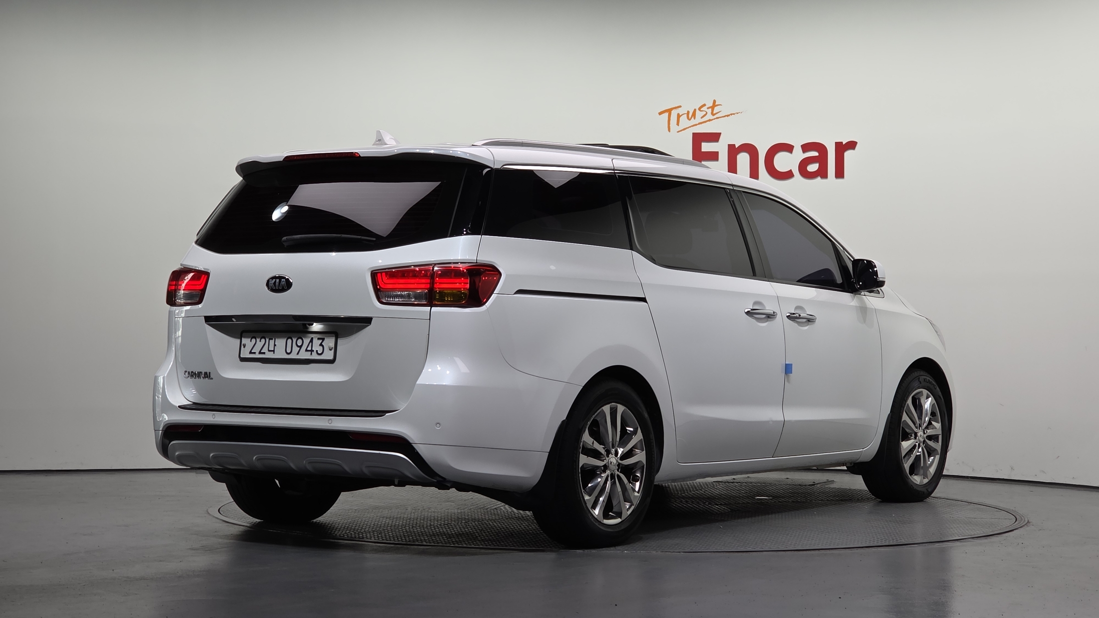 KIA CARNIVAL photo 2
