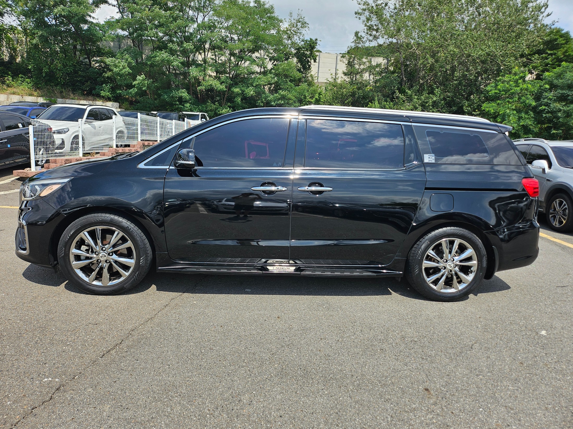 KIA CARNIVAL photo 3