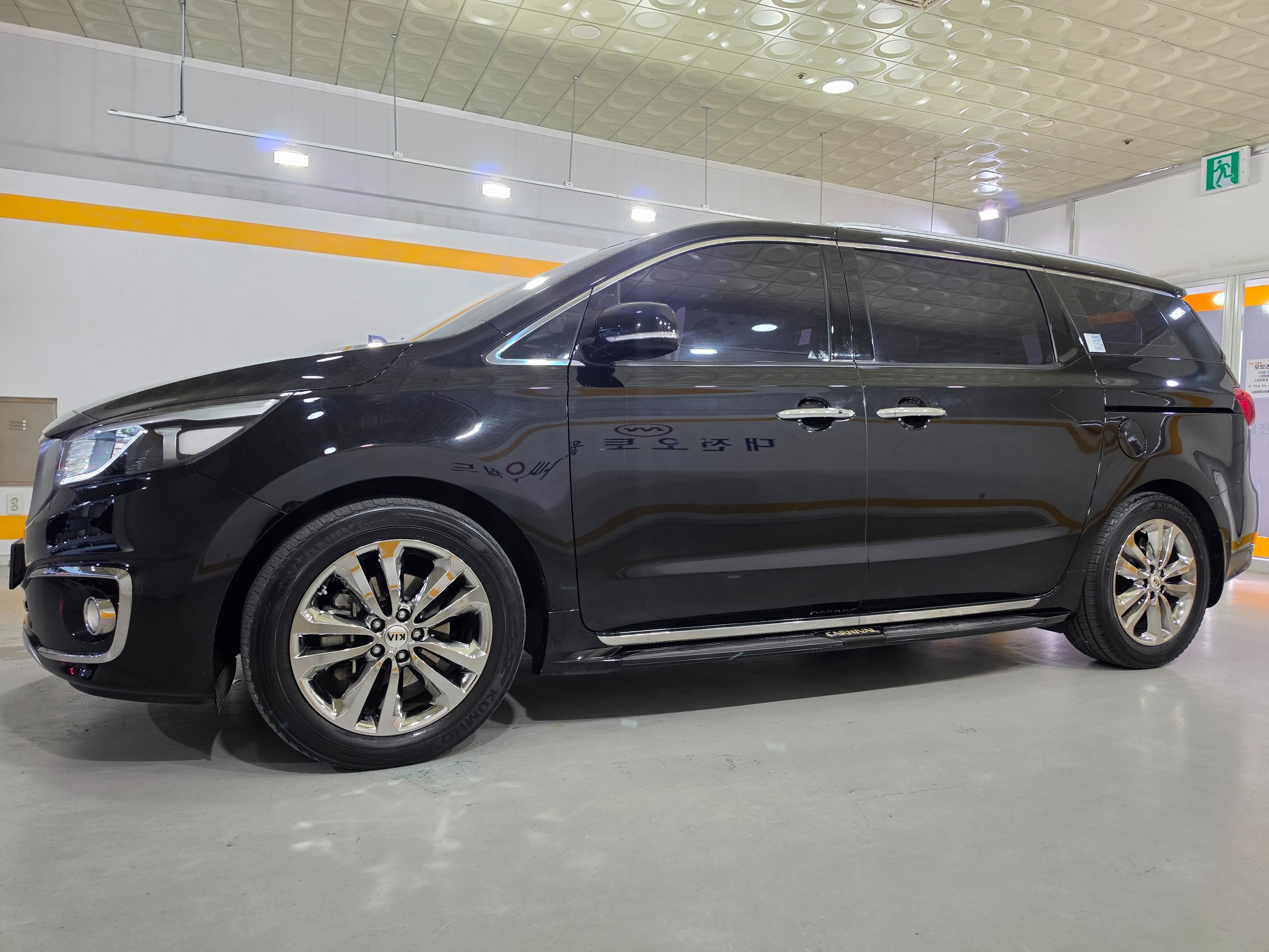KIA CARNIVAL photo 3