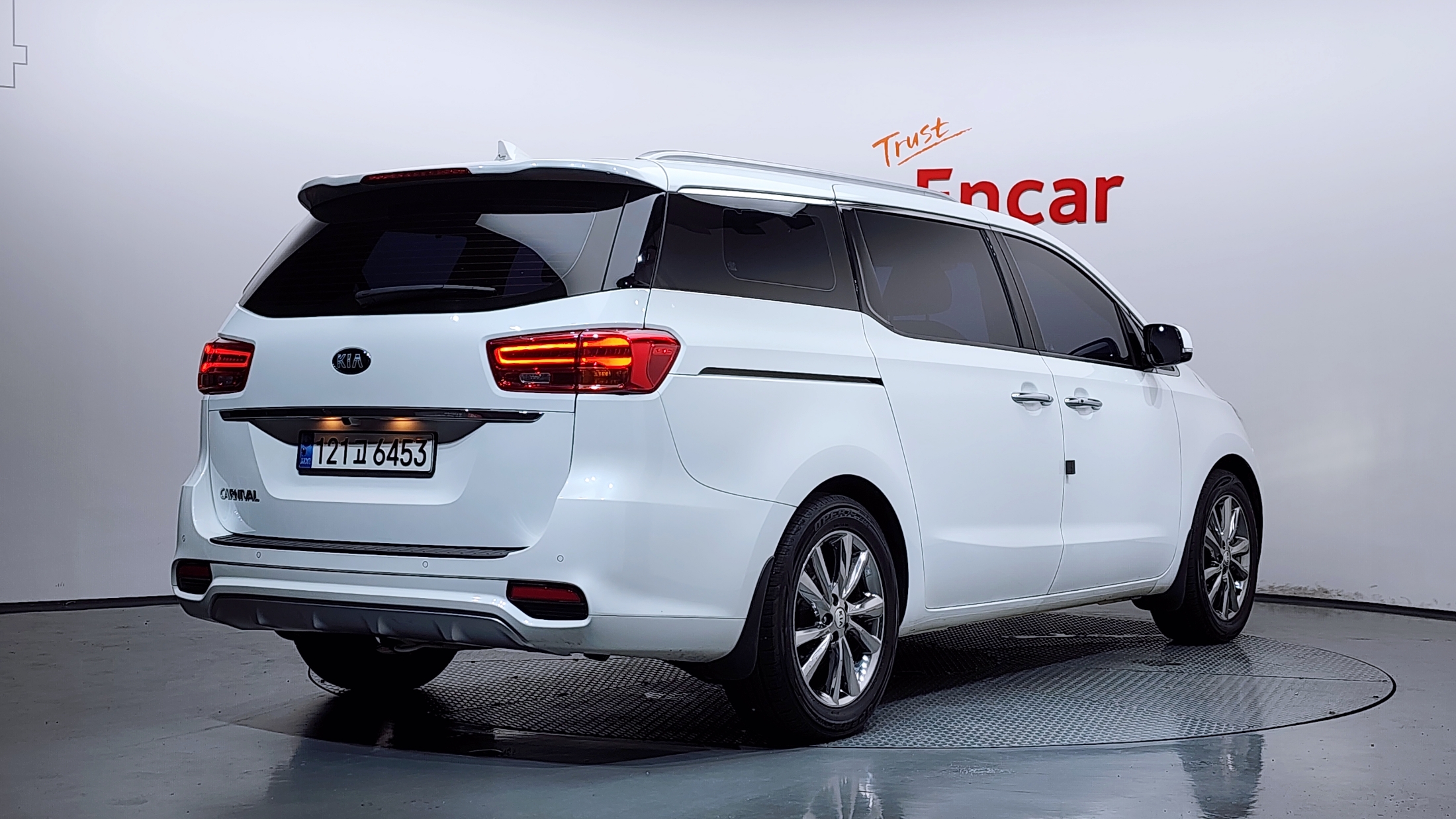 KIA CARNIVAL photo 2