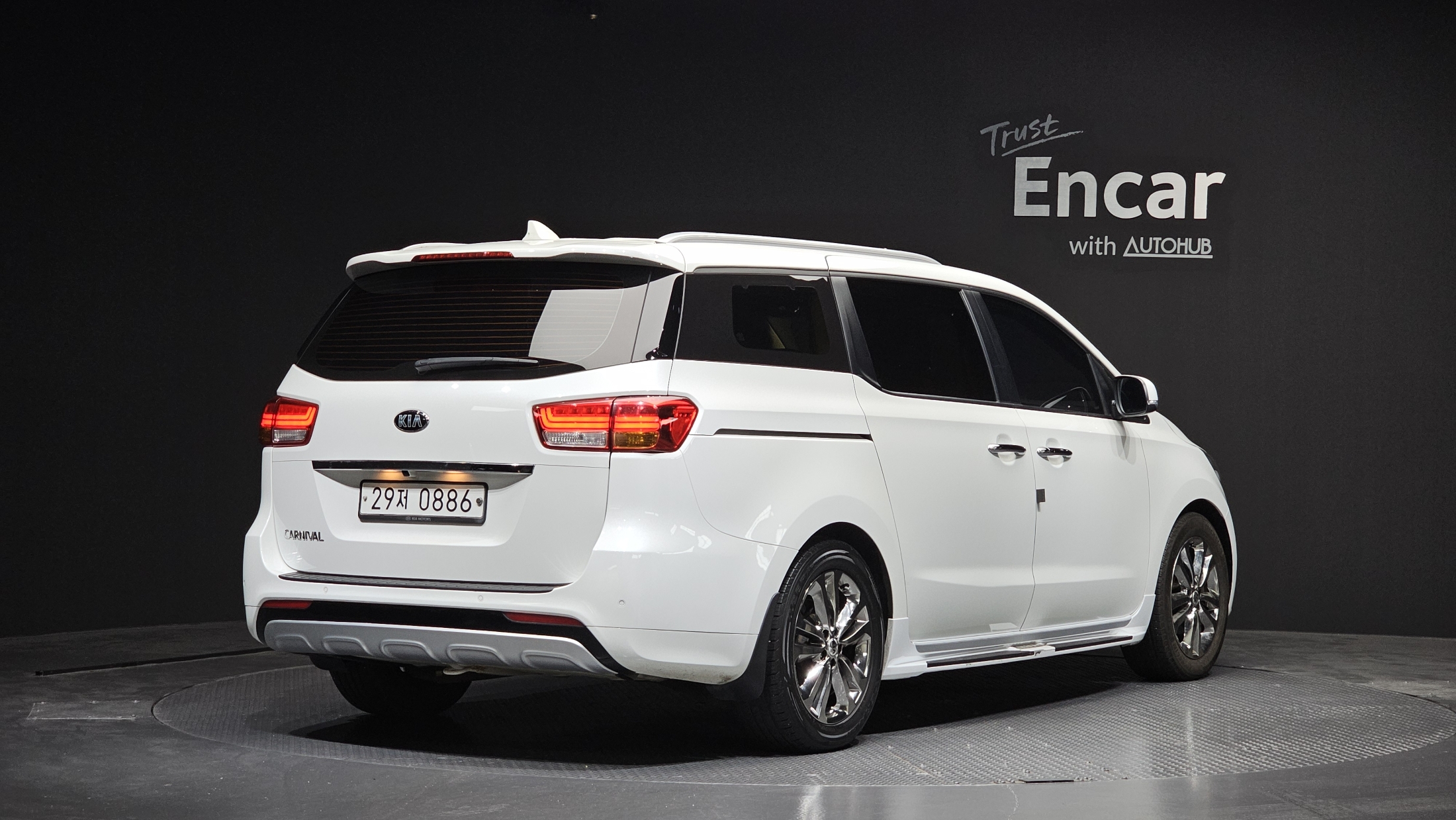 KIA CARNIVAL photo 2