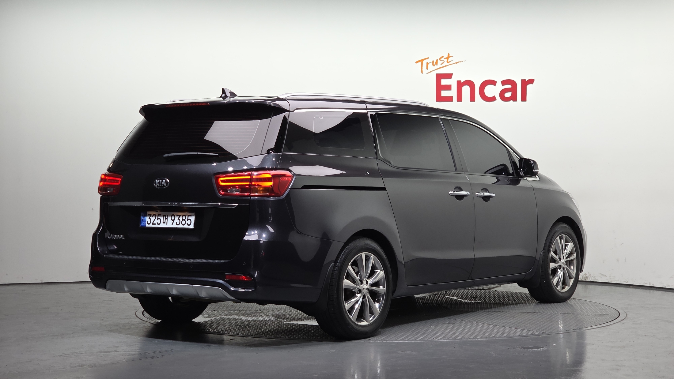 KIA CARNIVAL photo 3