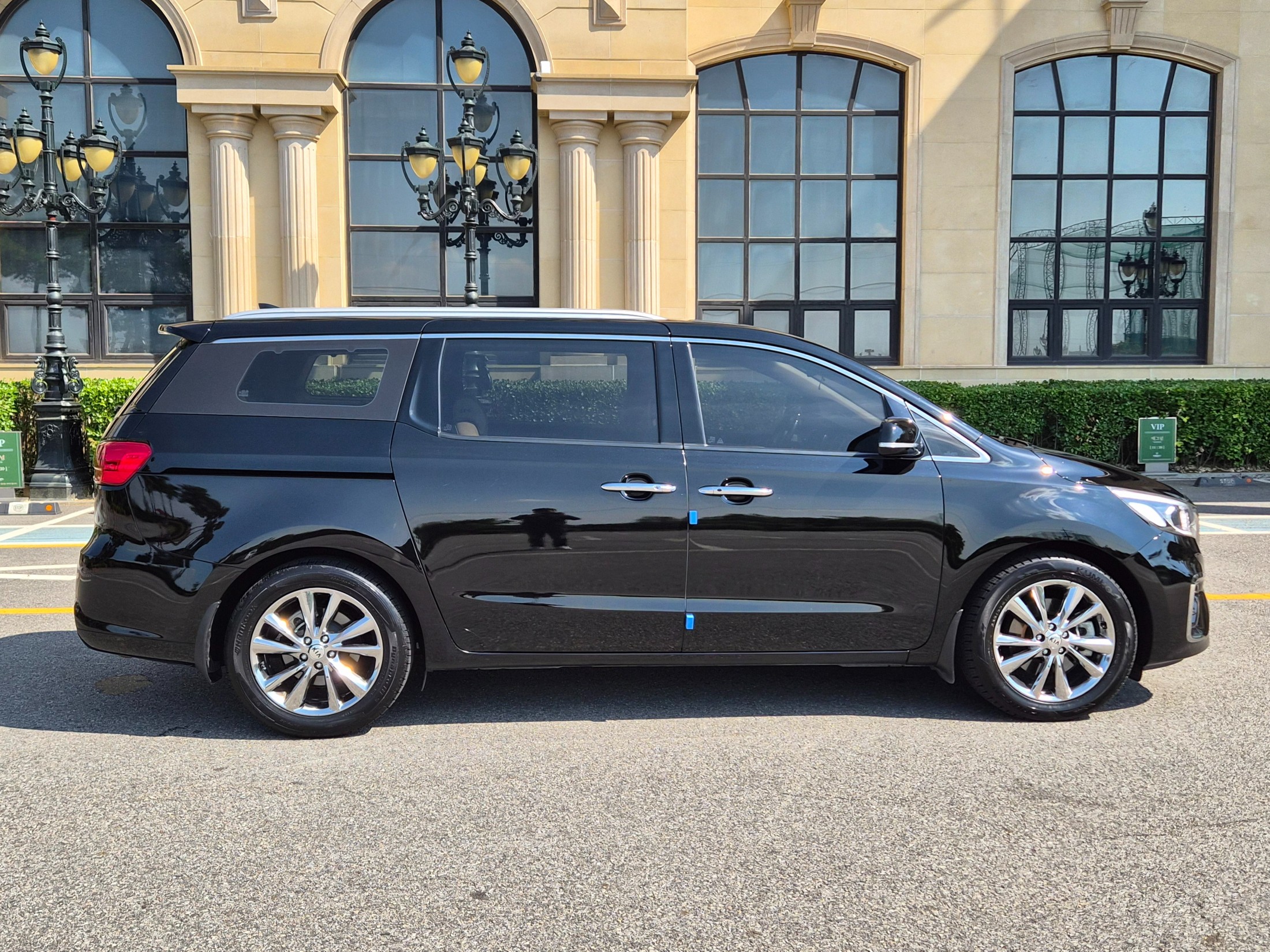 KIA CARNIVAL photo 3