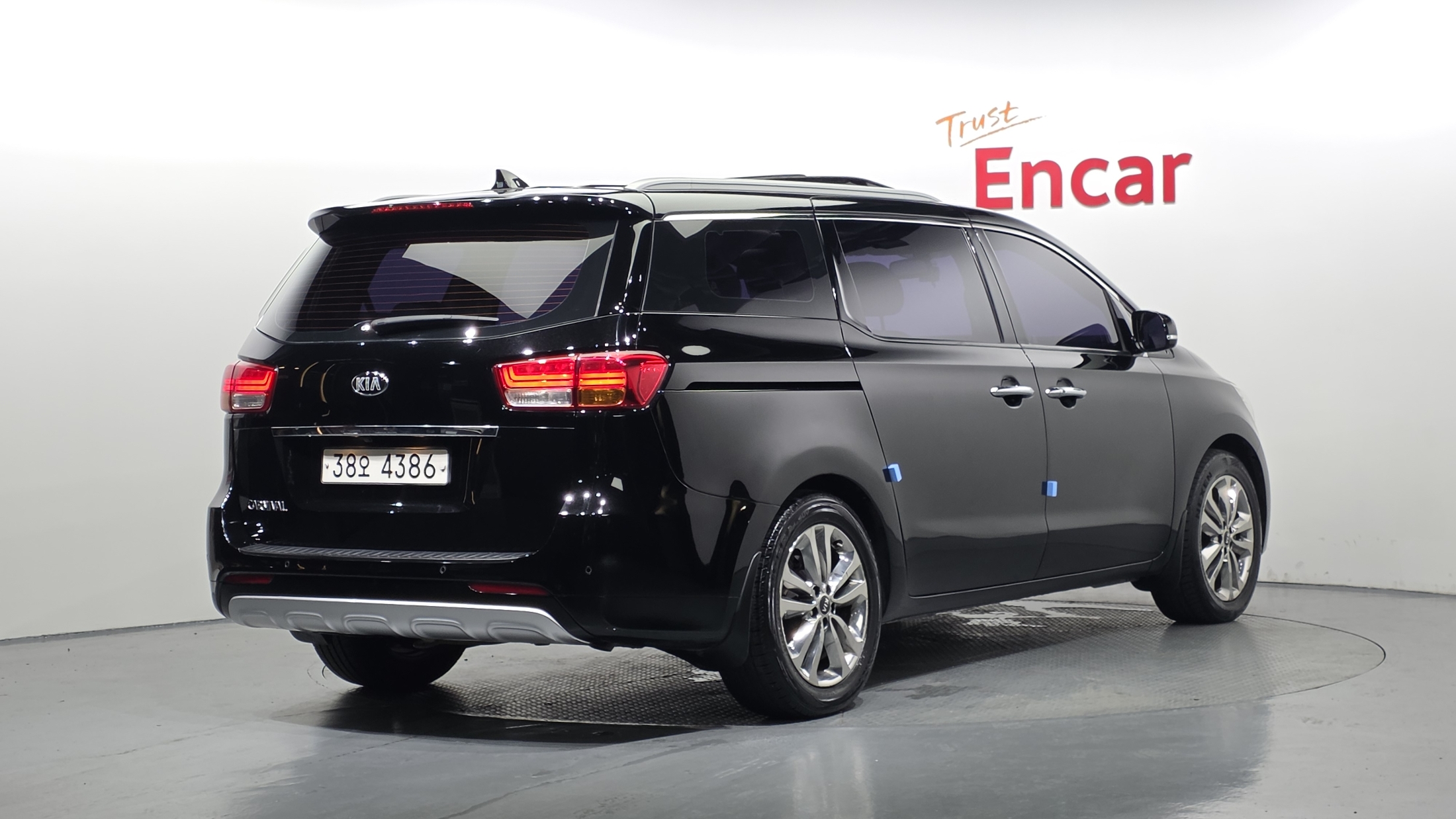 KIA CARNIVAL photo 2