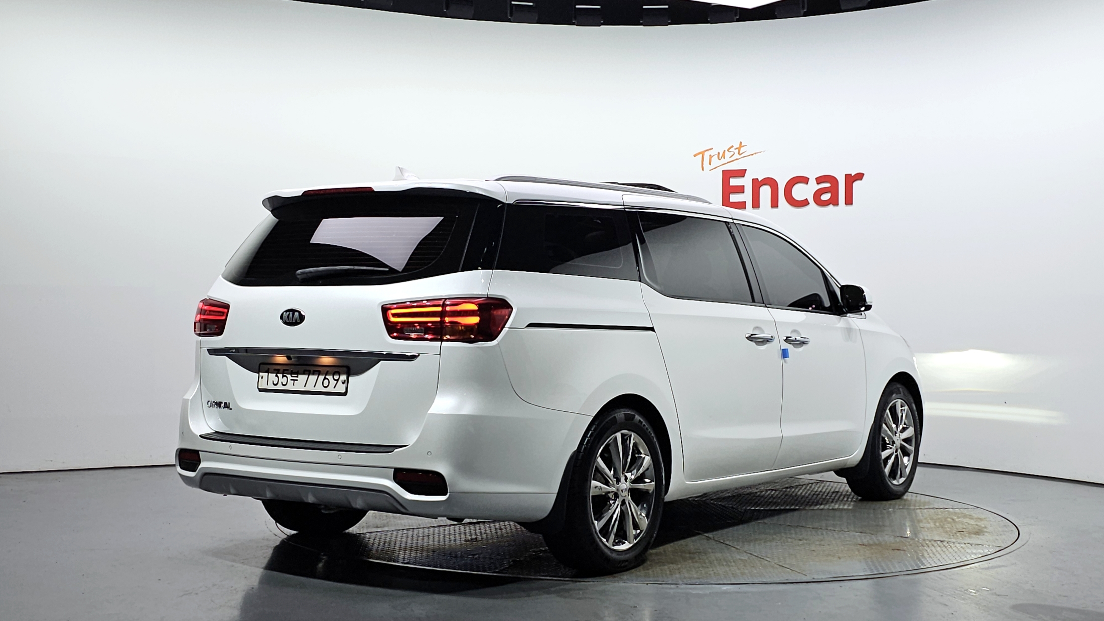 KIA CARNIVAL photo 2