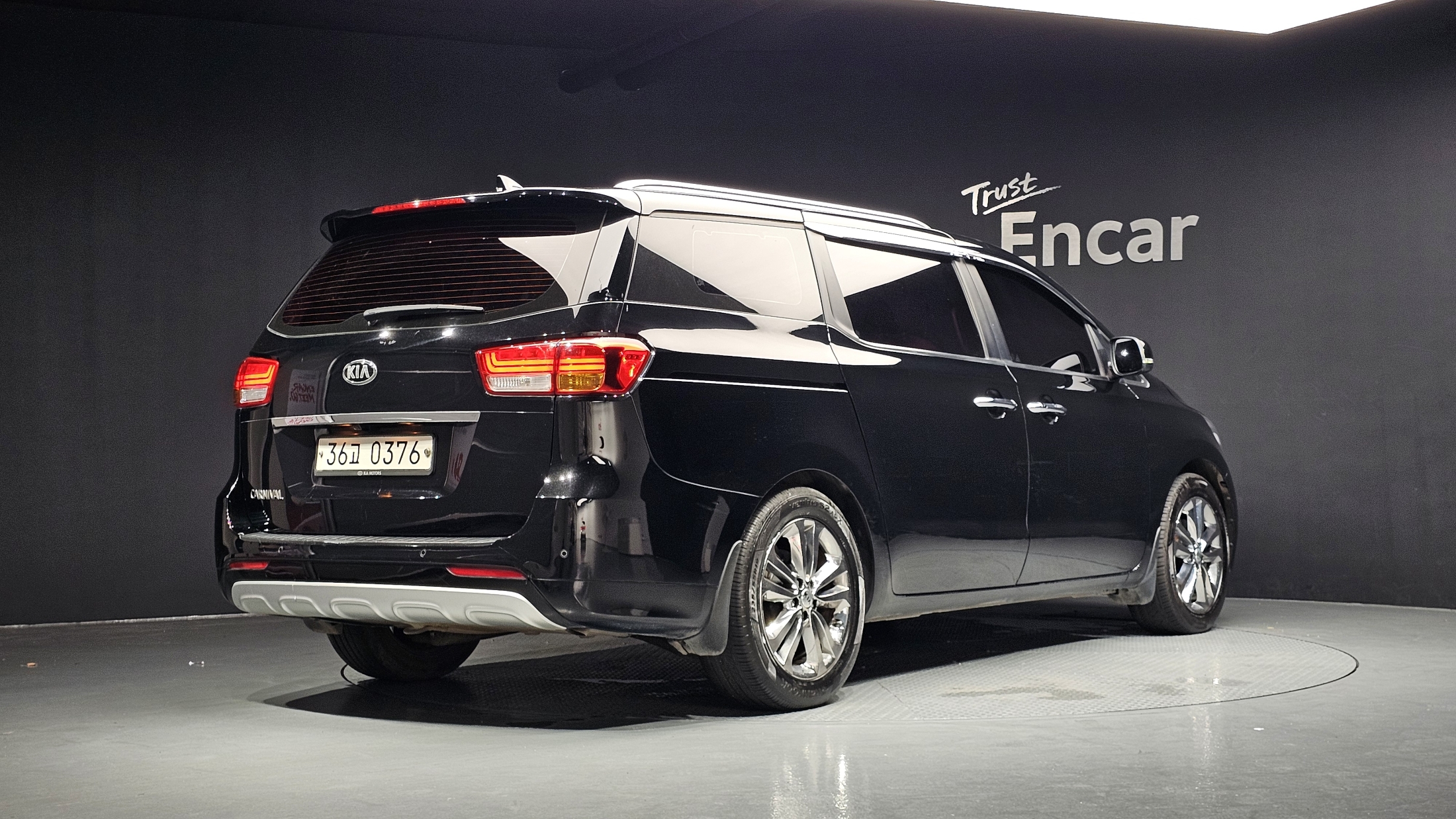 KIA CARNIVAL photo 2