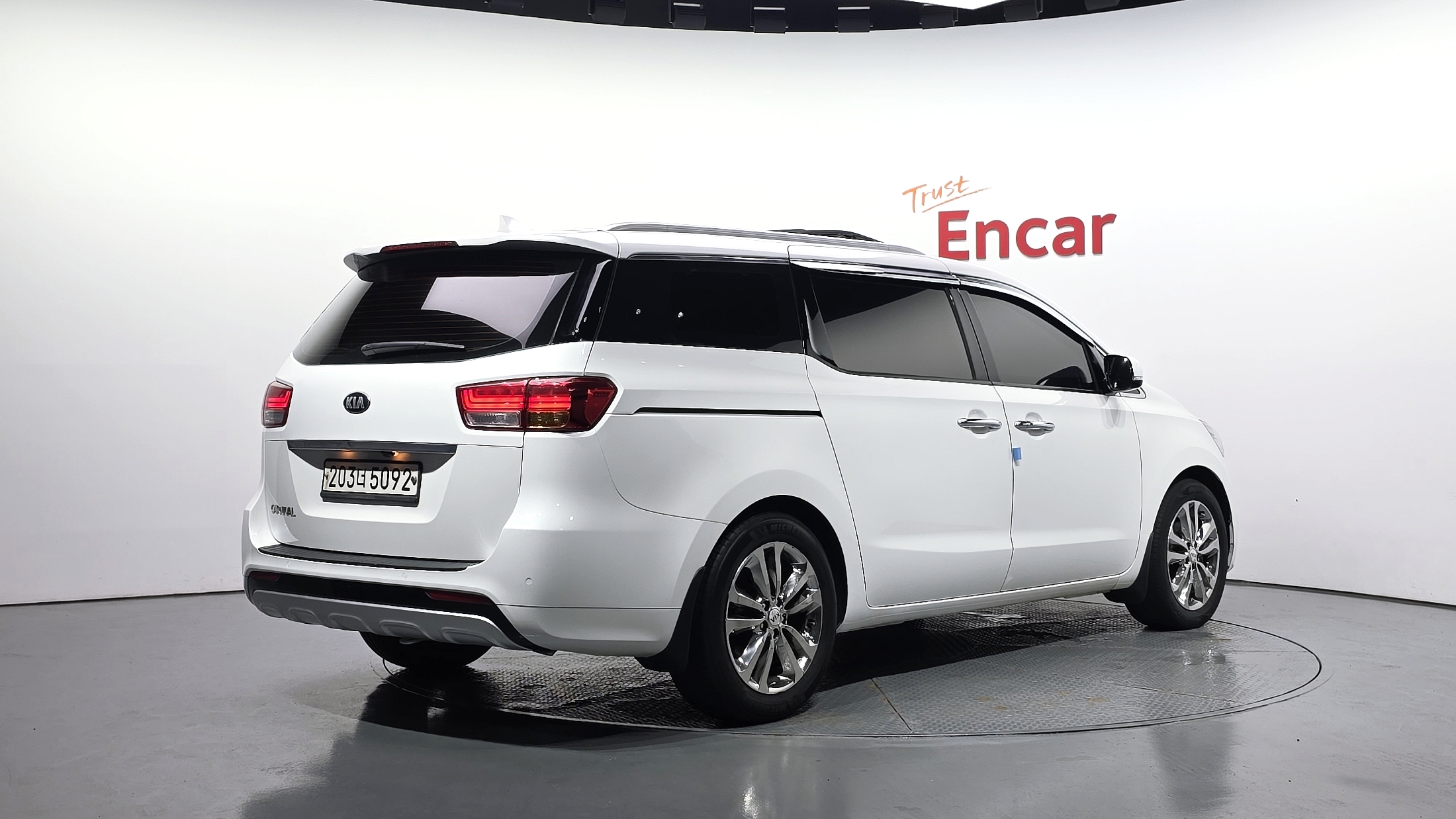 KIA CARNIVAL photo 3