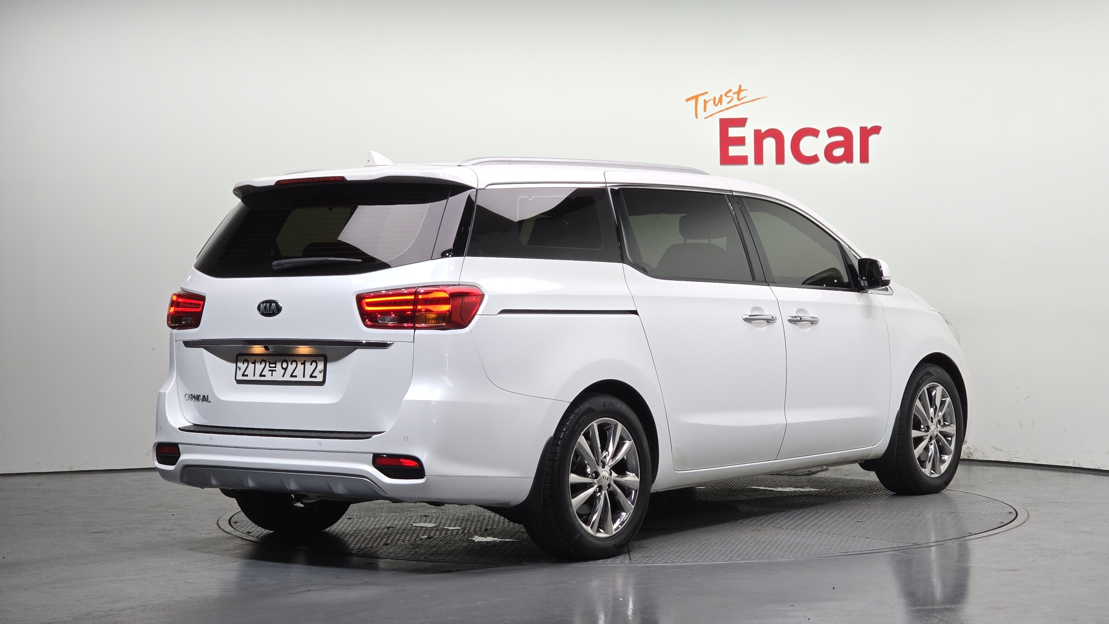 KIA CARNIVAL photo 2