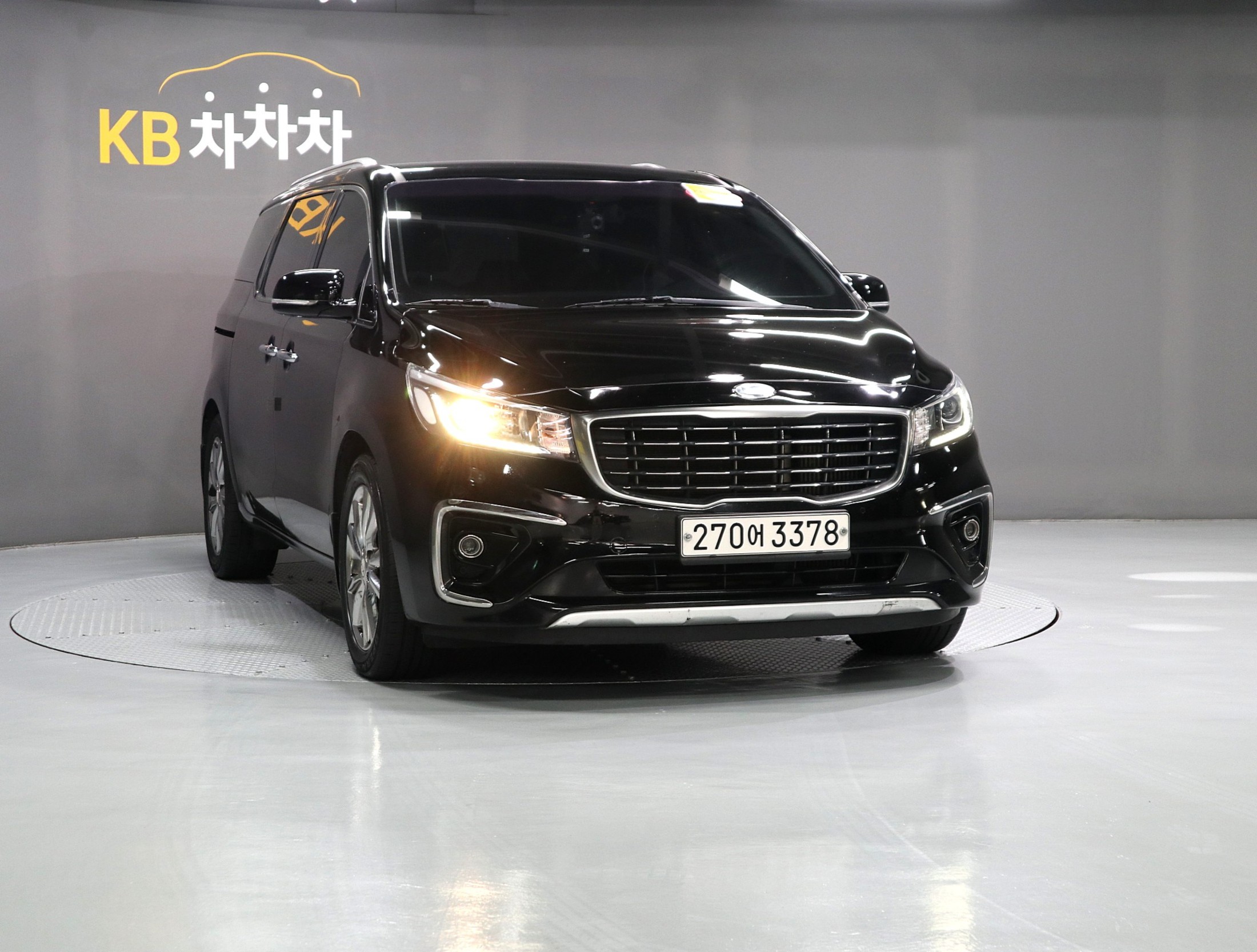 KIA CARNIVAL photo 2