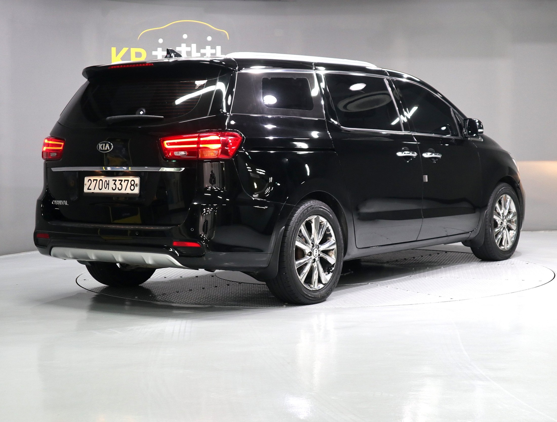 KIA CARNIVAL photo 3