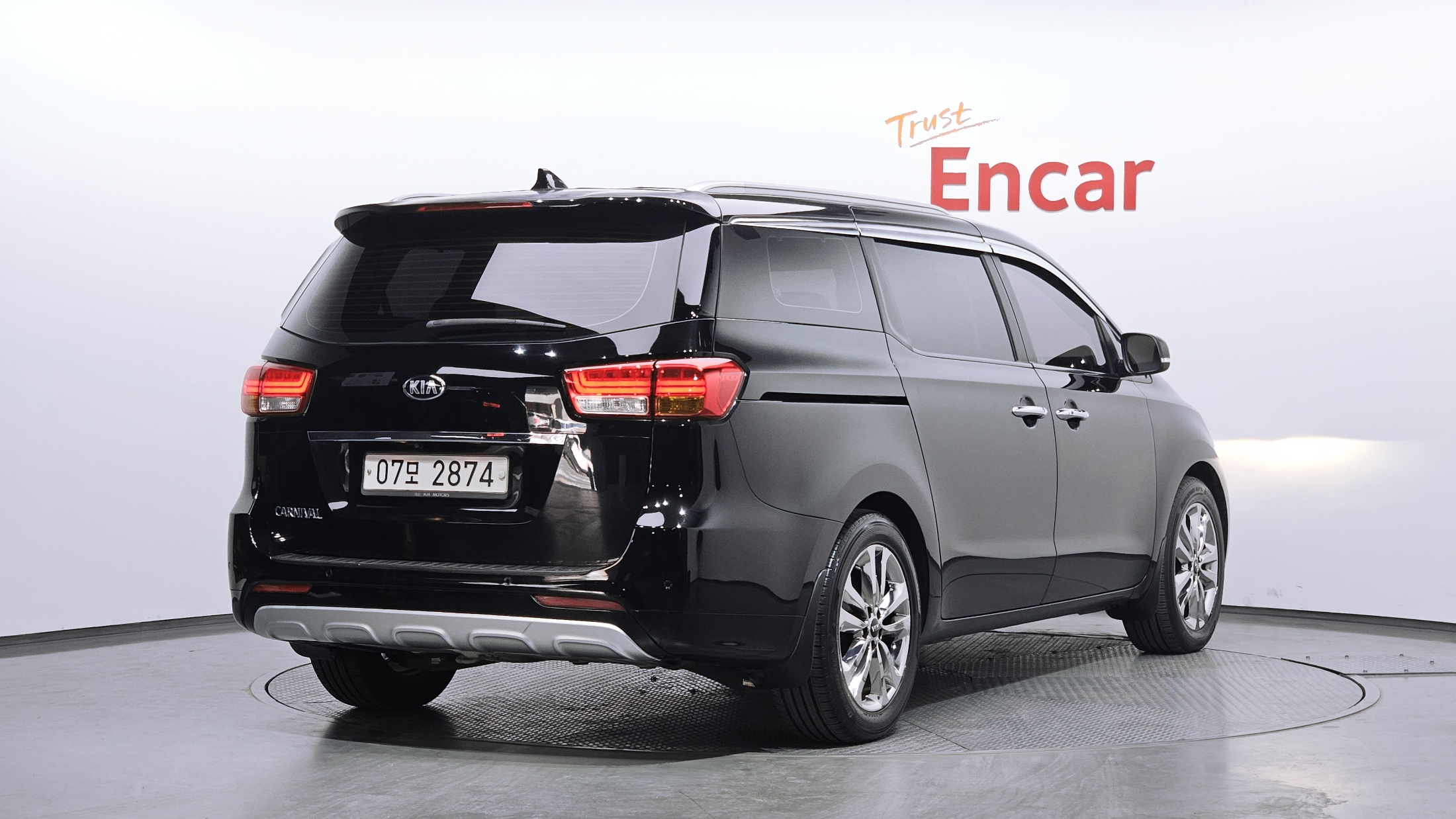 KIA CARNIVAL photo 2