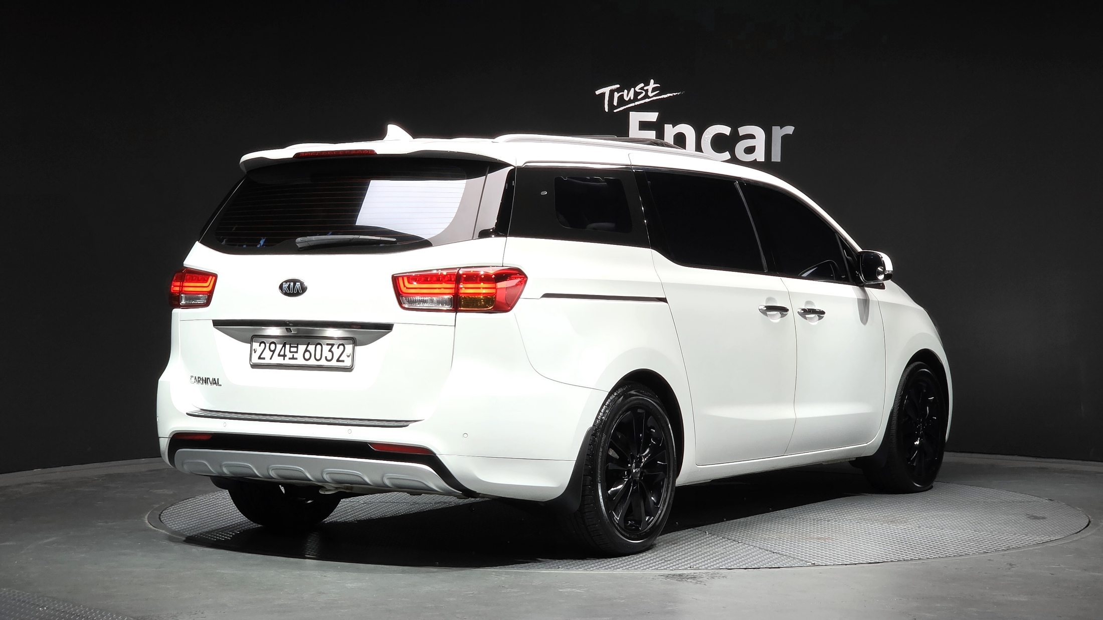 KIA CARNIVAL photo 2