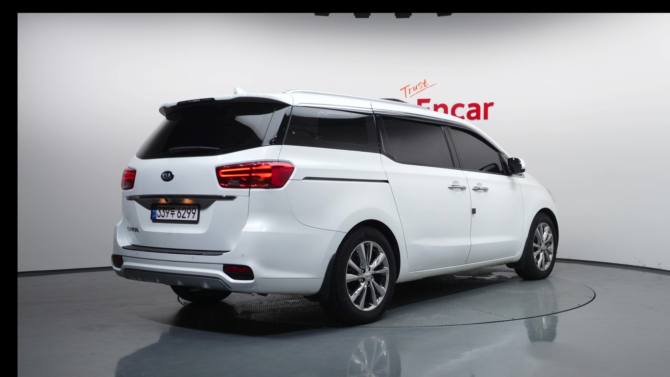 KIA CARNIVAL photo 2