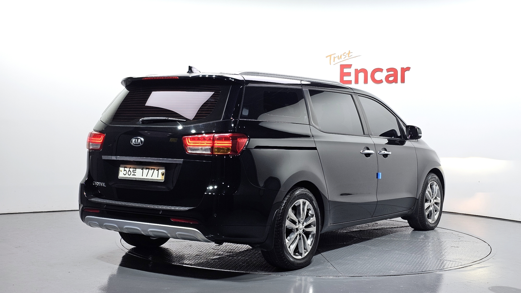 KIA CARNIVAL photo 2