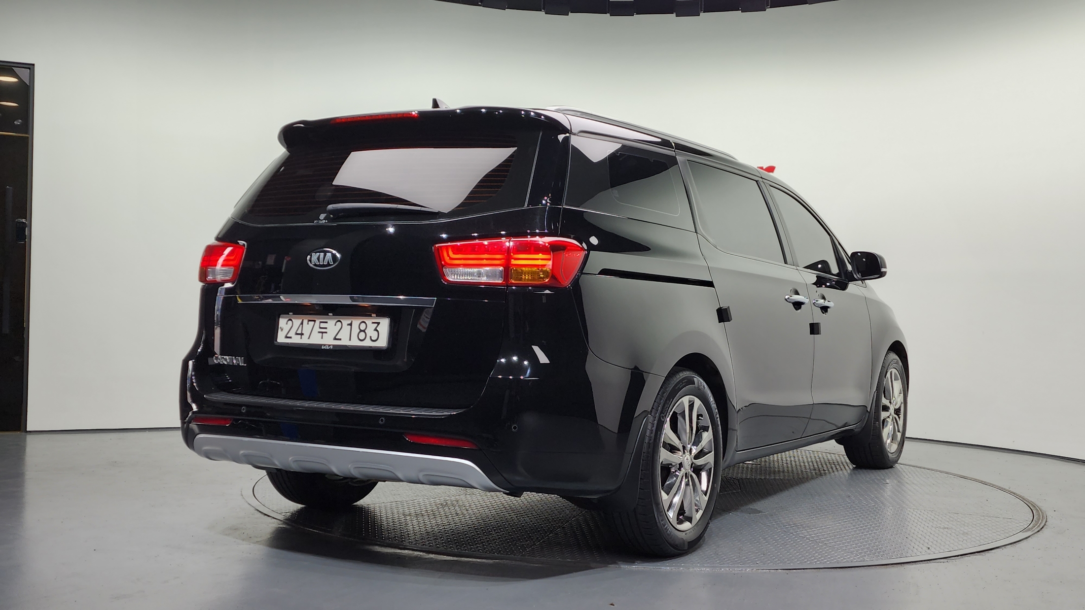 KIA CARNIVAL photo 2