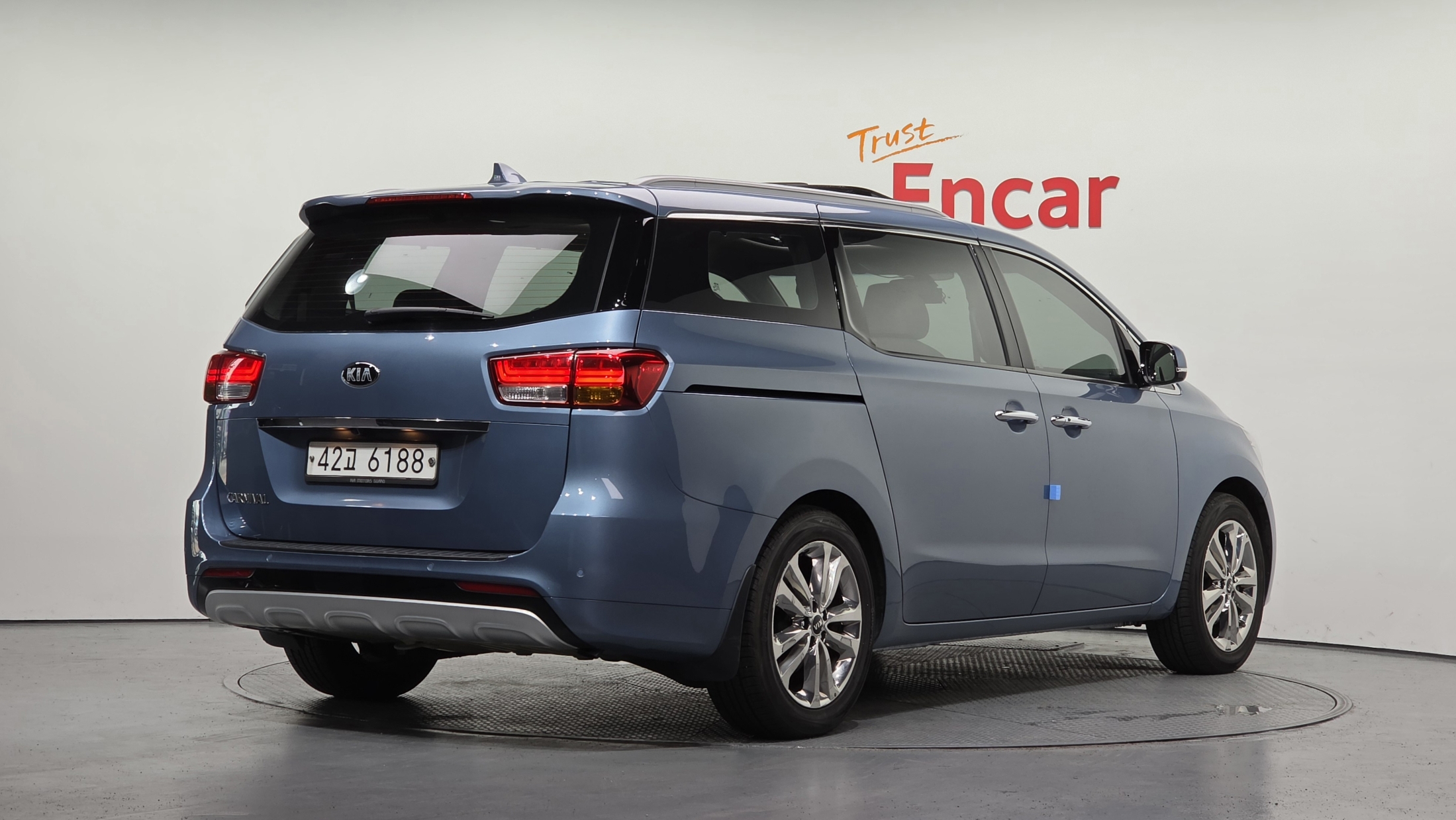 KIA CARNIVAL photo 2