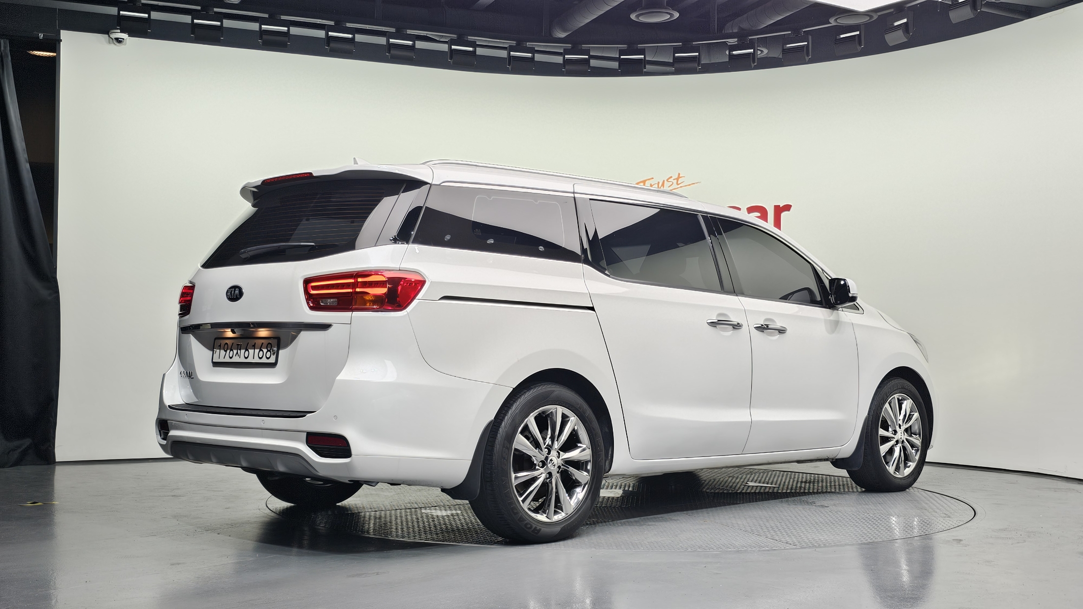 KIA CARNIVAL photo 3