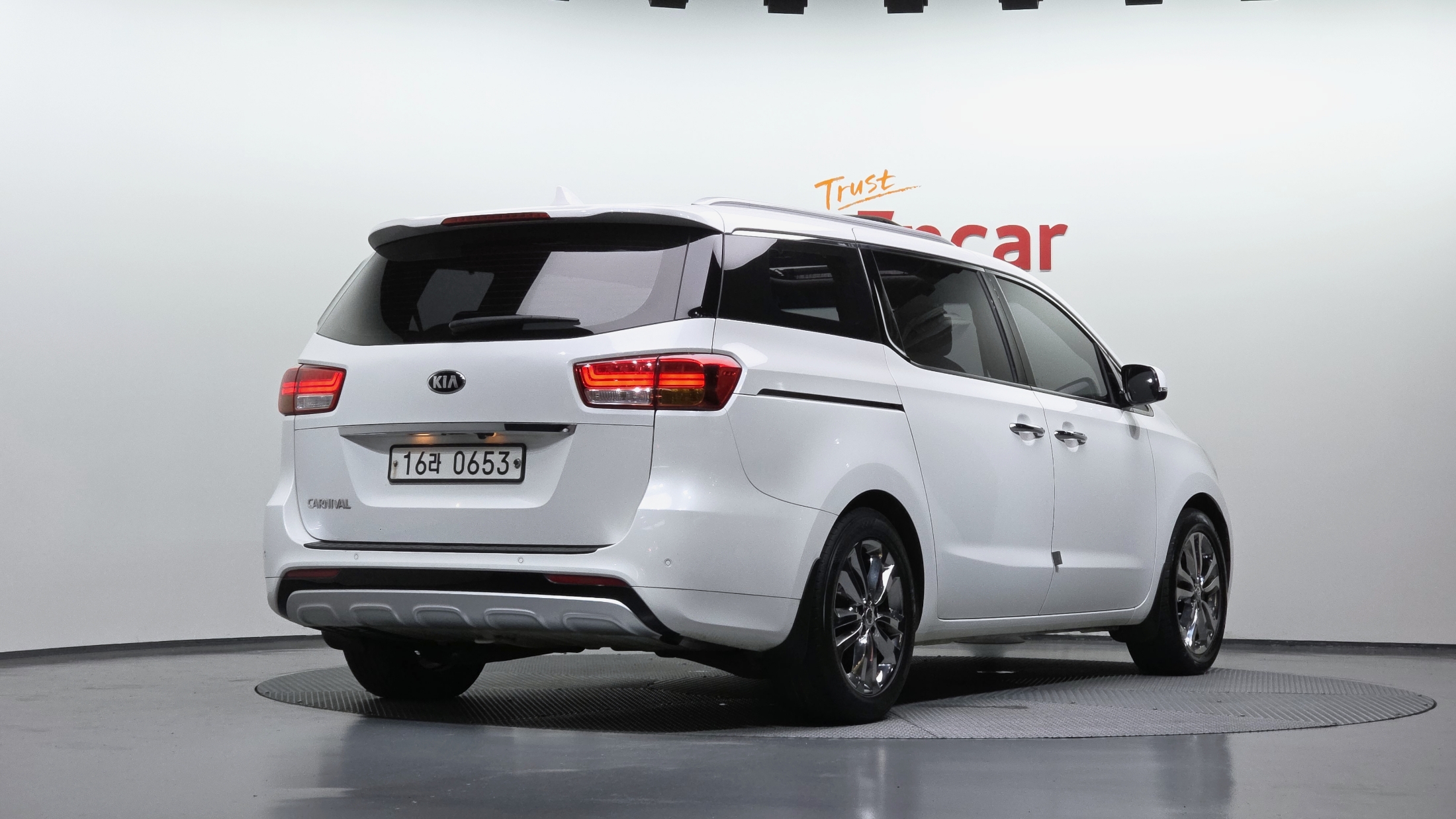 KIA CARNIVAL photo 2
