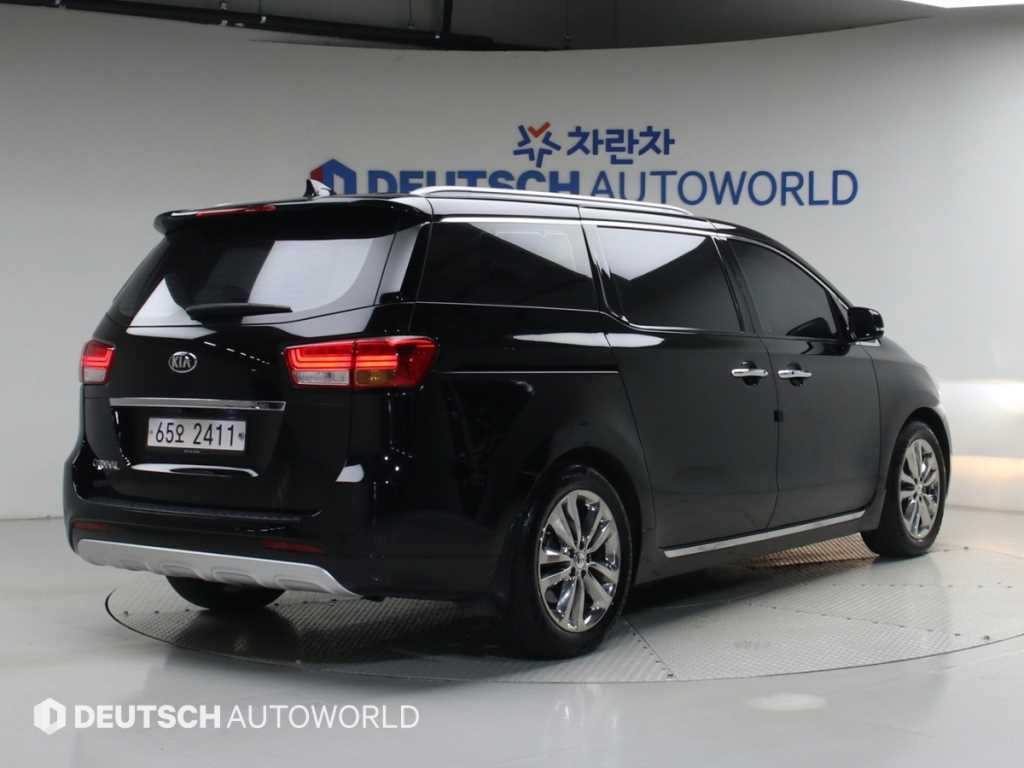 KIA CARNIVAL photo 2