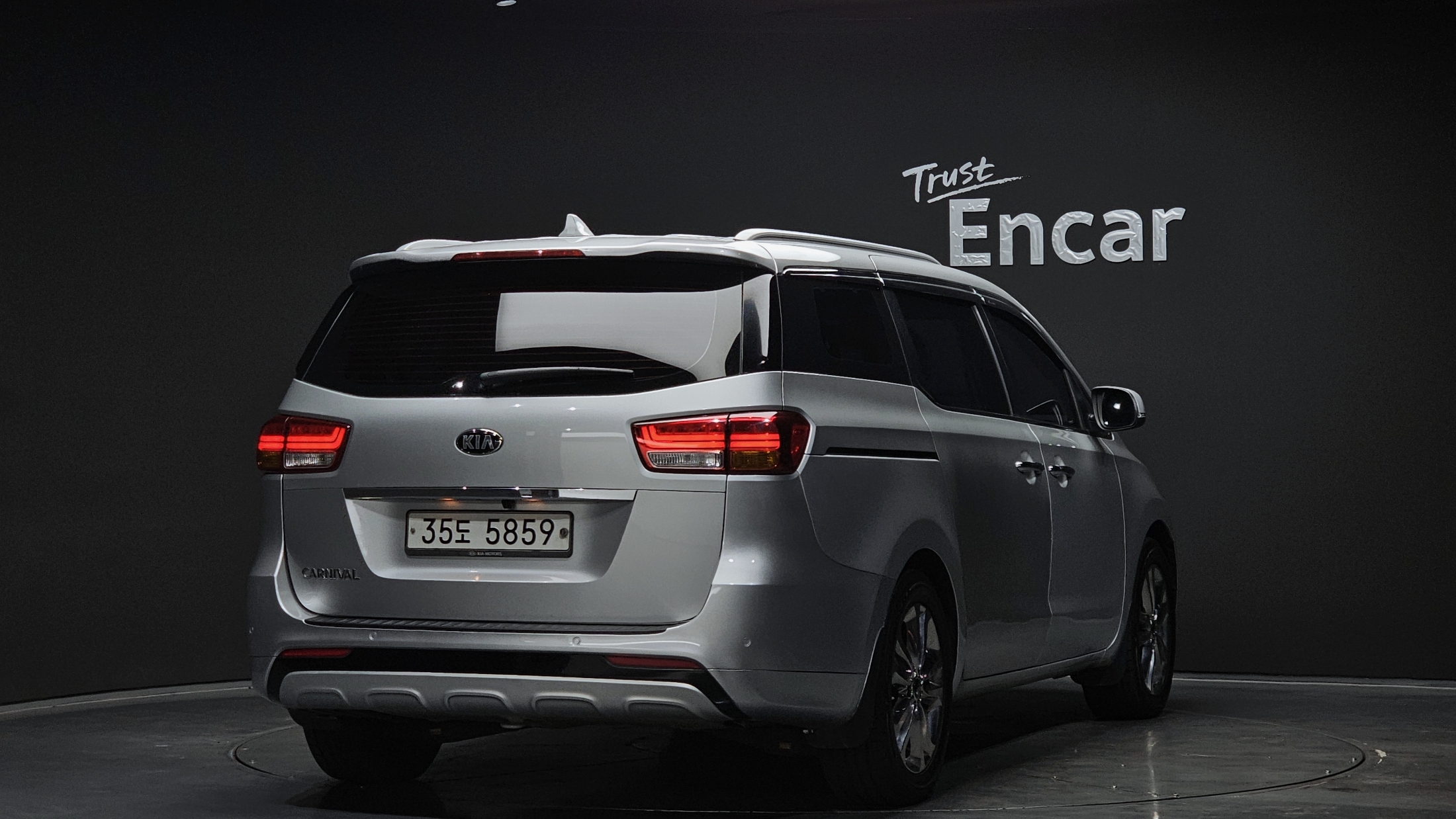 KIA CARNIVAL photo 3