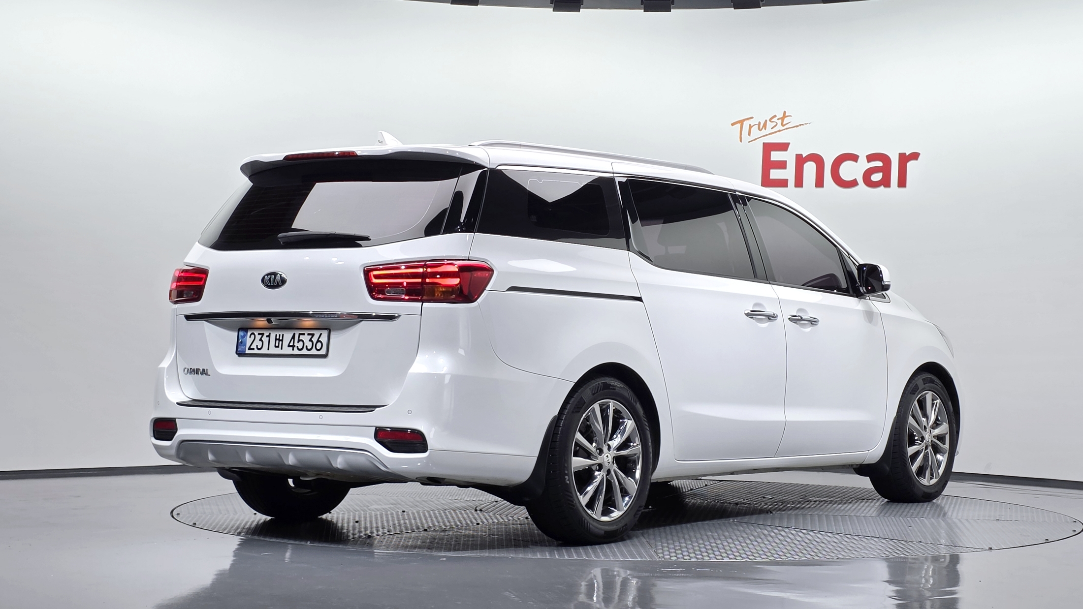 KIA CARNIVAL photo 2