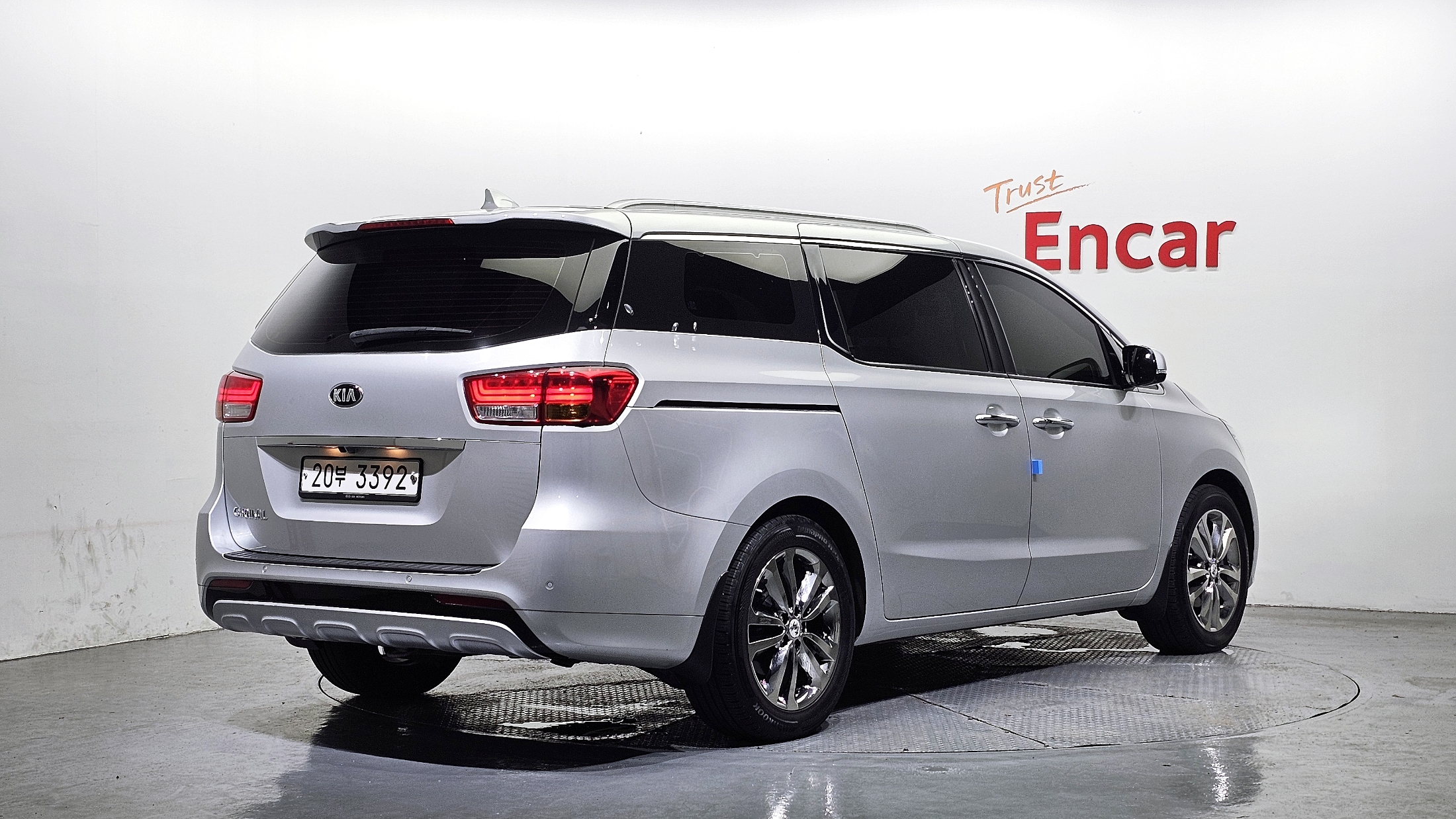 KIA CARNIVAL photo 2