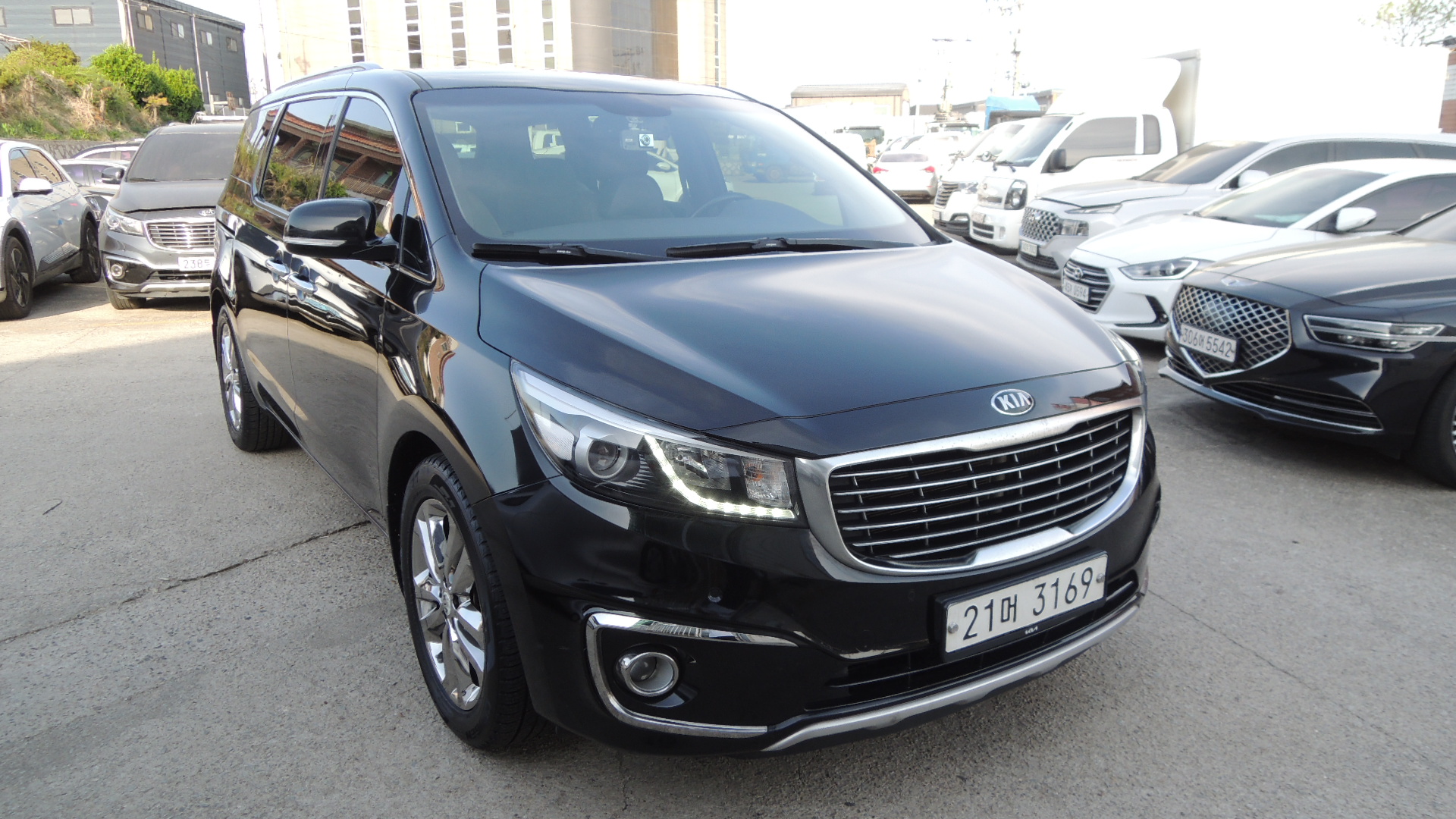 KIA CARNIVAL photo 3