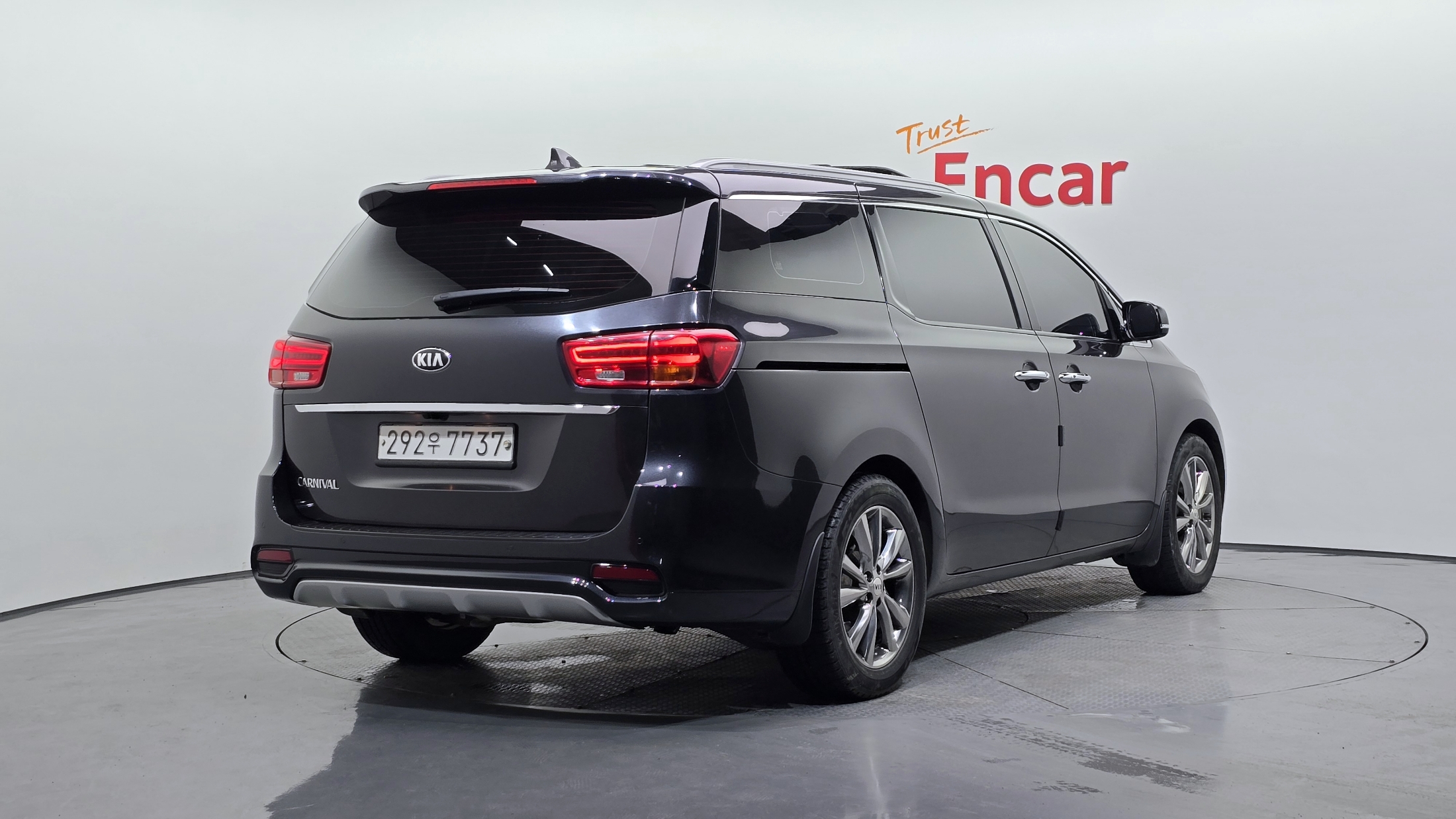 KIA CARNIVAL photo 2
