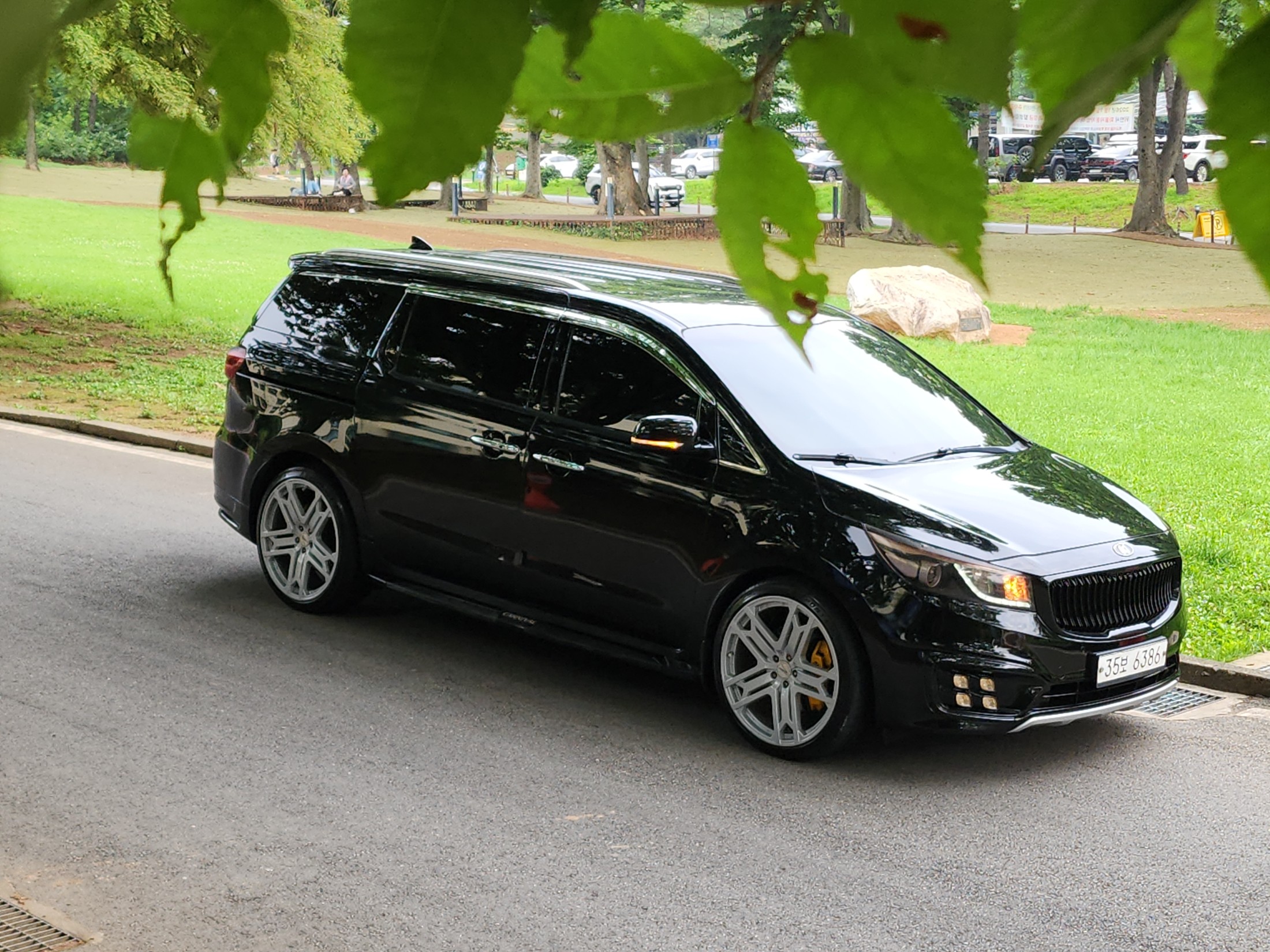 KIA CARNIVAL photo 2