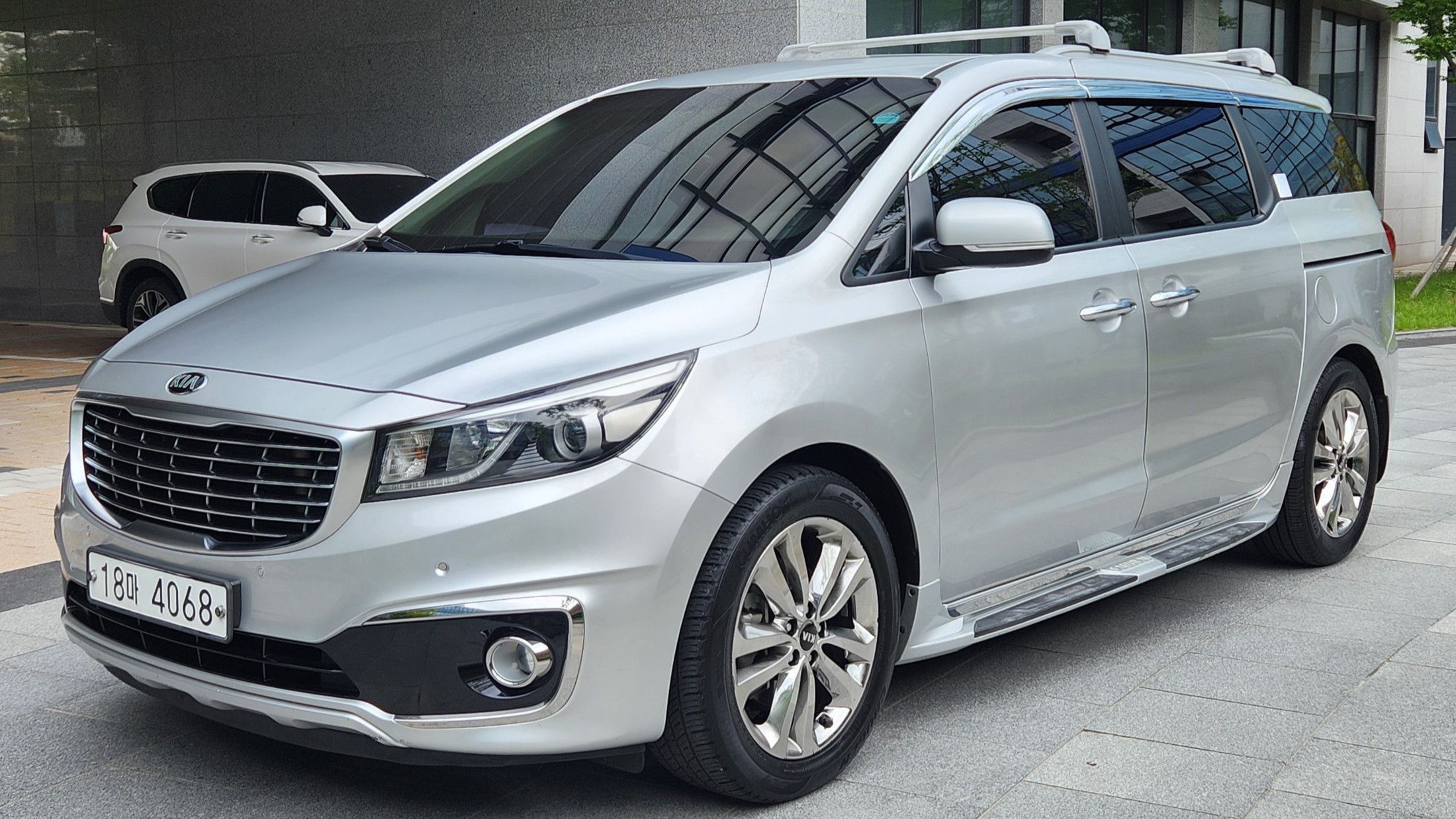 KIA CARNIVAL photo 2