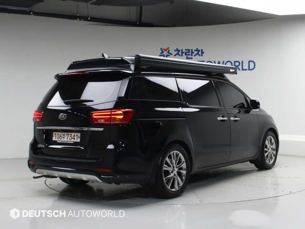 KIA CARNIVAL photo 3