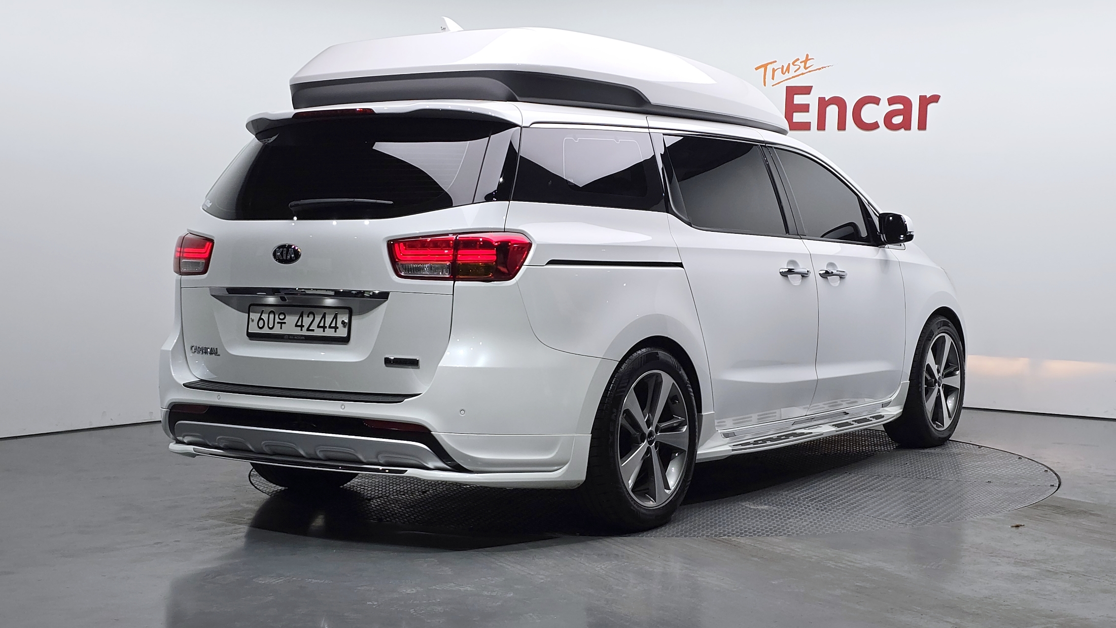 KIA CARNIVAL photo 3
