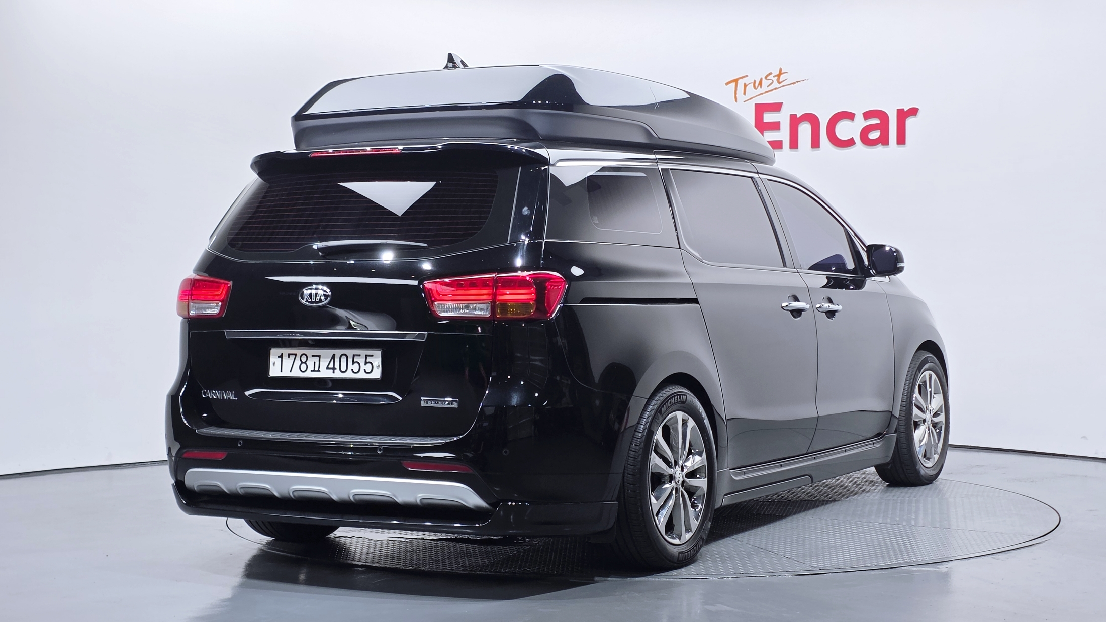 KIA CARNIVAL photo 2