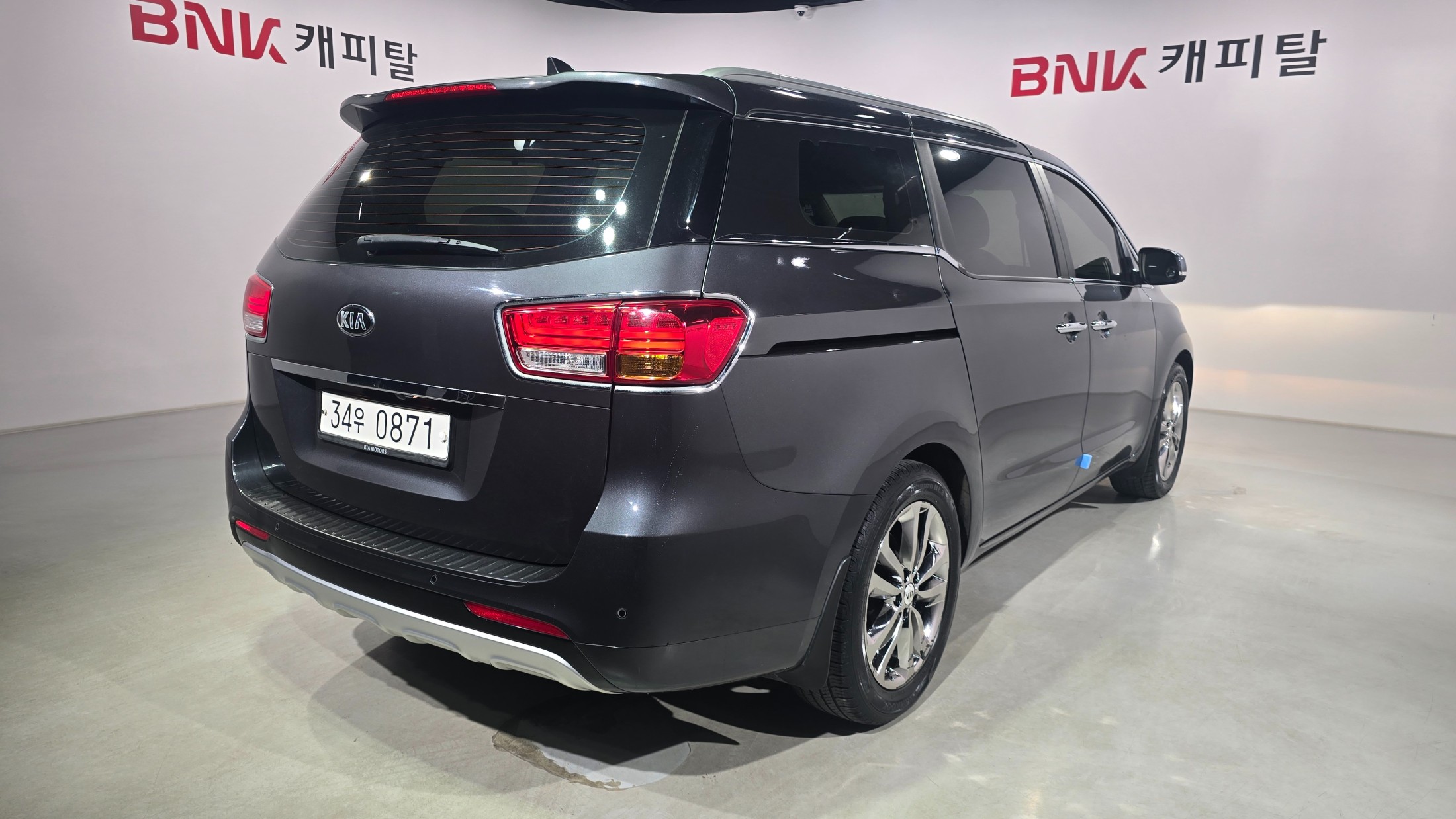 KIA CARNIVAL photo 2