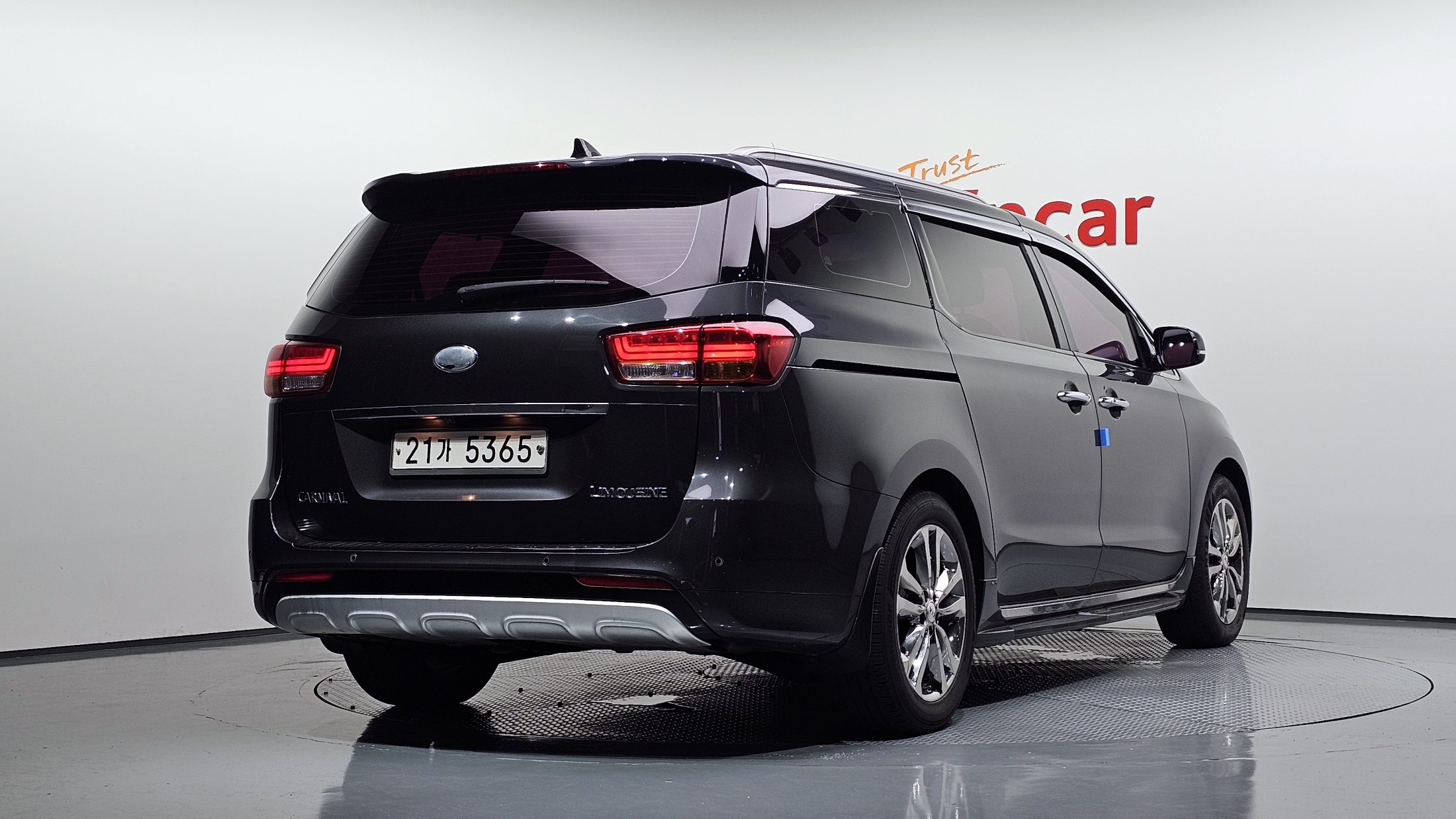 KIA CARNIVAL photo 2